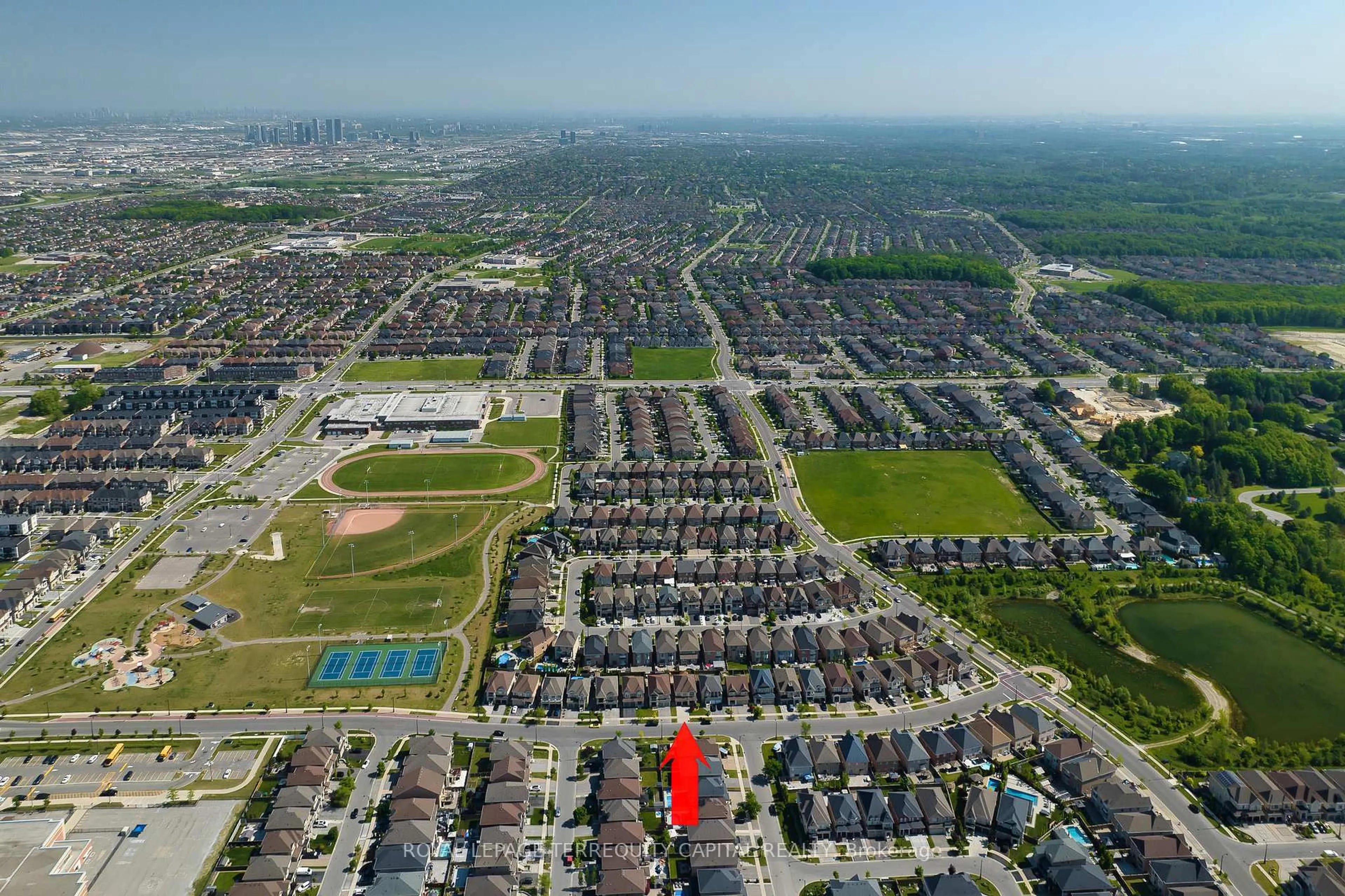 A pic from outside/outdoor area/front of a property/back of a property/a pic from drone, street for 277 Chatfield Dr, Vaughan Ontario L4H 3R8