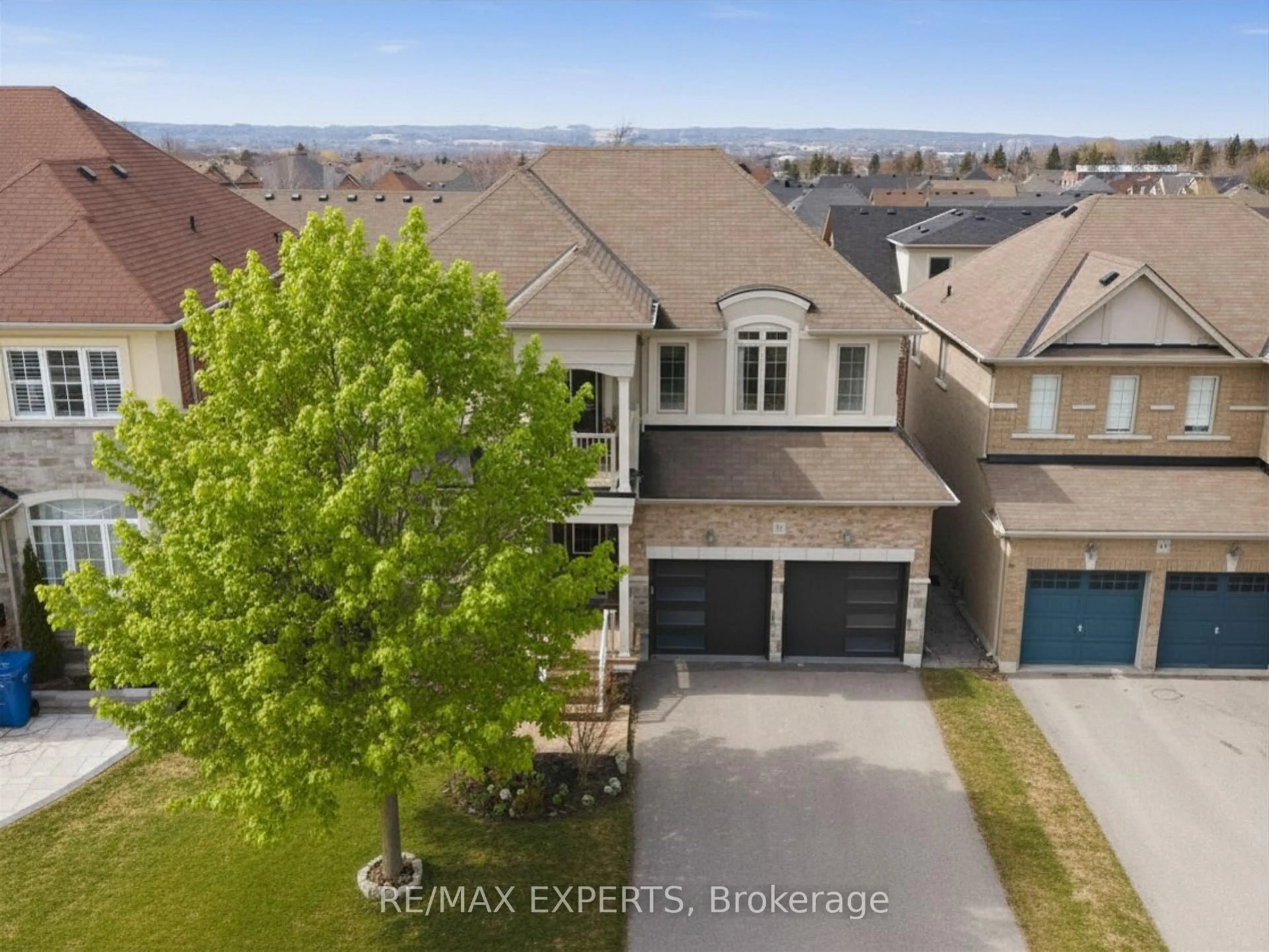 A pic from outside/outdoor area/front of a property/back of a property/a pic from drone, street for 847 Memorial Circ, Newmarket Ontario L3X 0B3