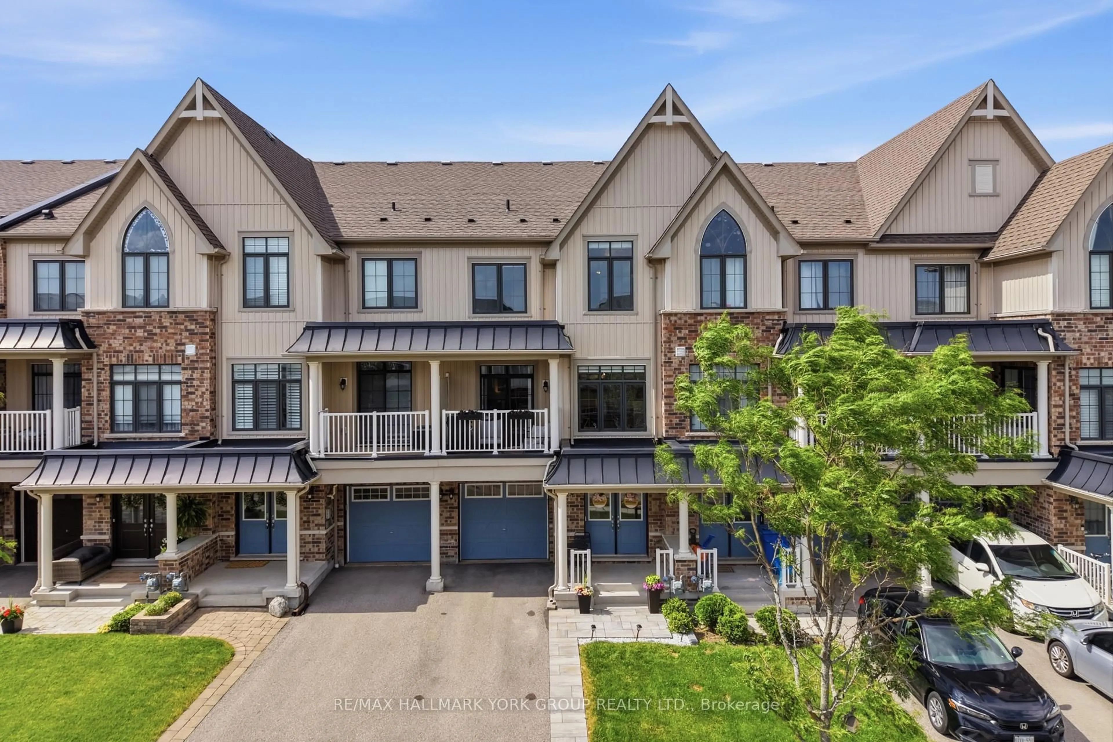 A pic from outside/outdoor area/front of a property/back of a property/a pic from drone, unknown for 118 Alvin Pegg Dr, East Gwillimbury Ontario L9N 0R7