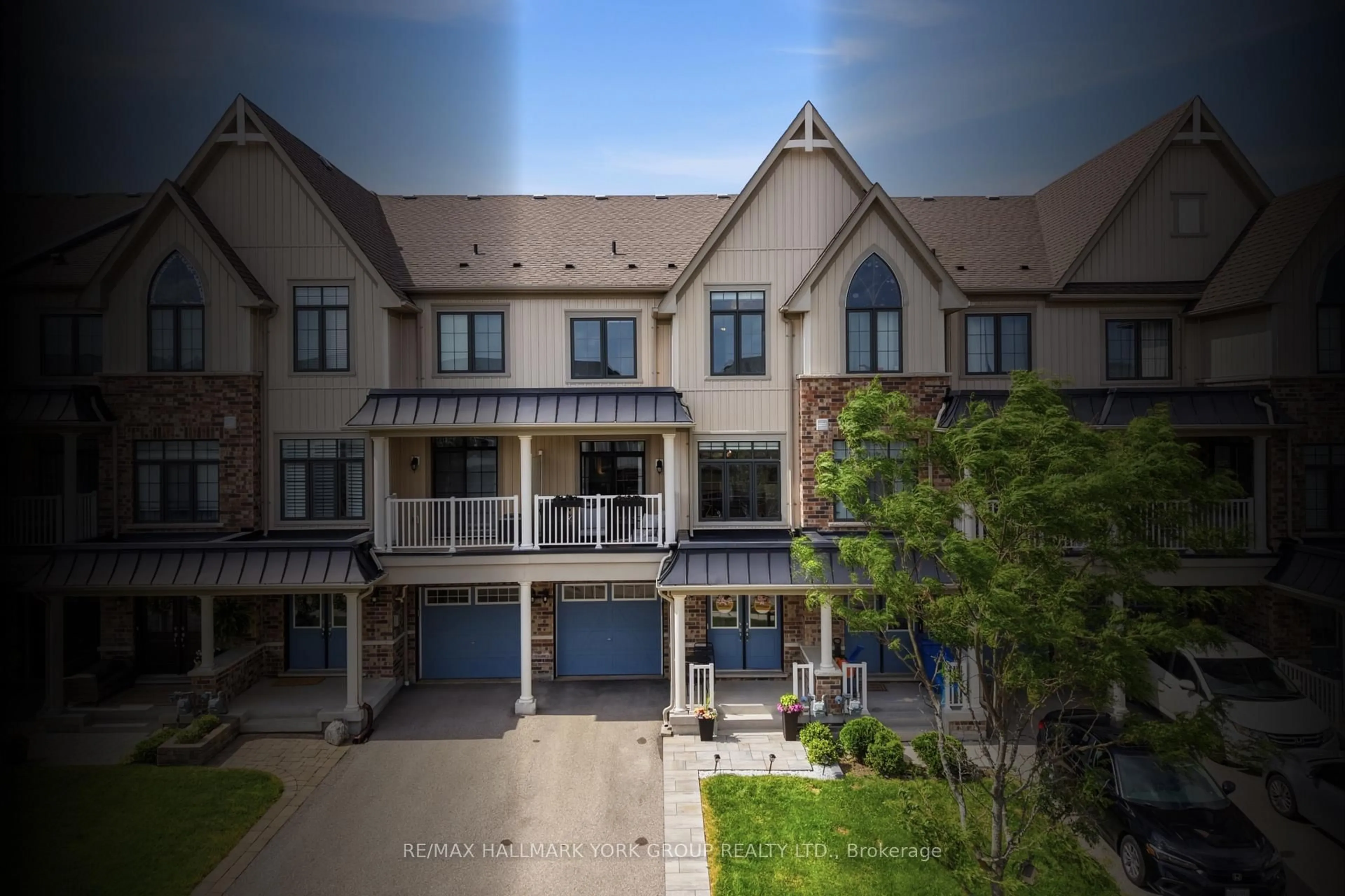 A pic from outside/outdoor area/front of a property/back of a property/a pic from drone, unknown for 118 Alvin Pegg Dr, East Gwillimbury Ontario L9N 0R7