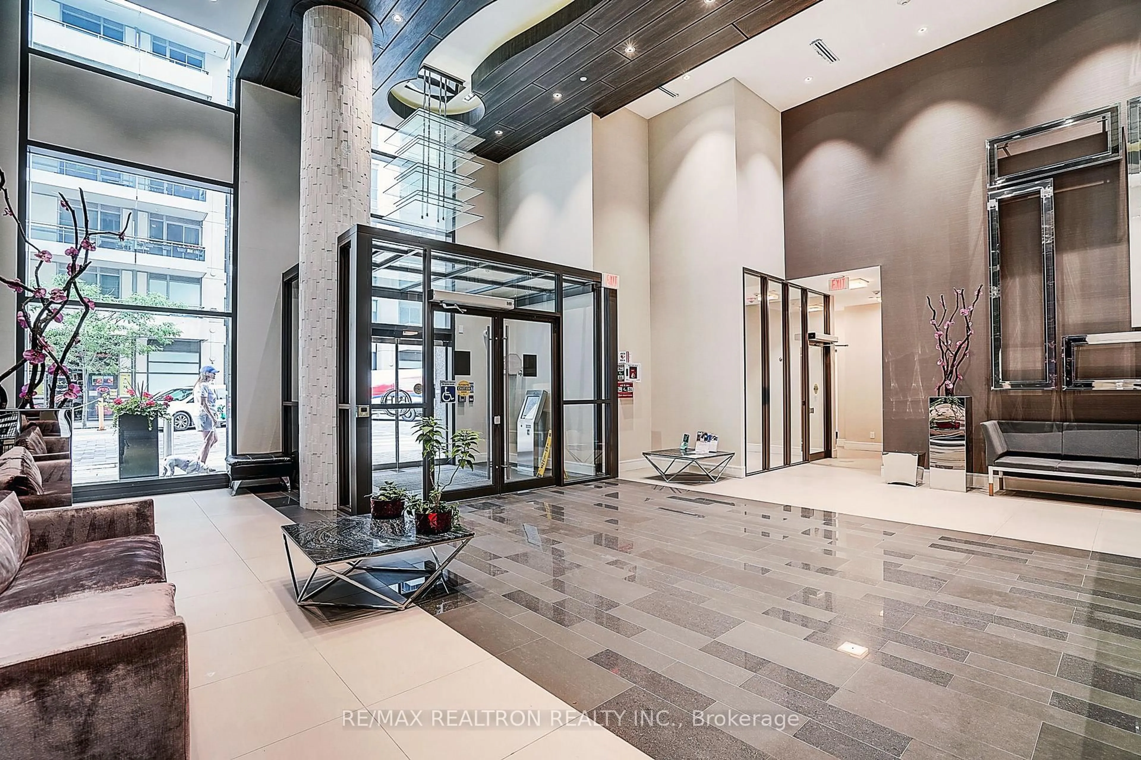 Indoor foyer for 9191 Yonge St #SW 321, Richmond Hill Ontario L4C 1E2