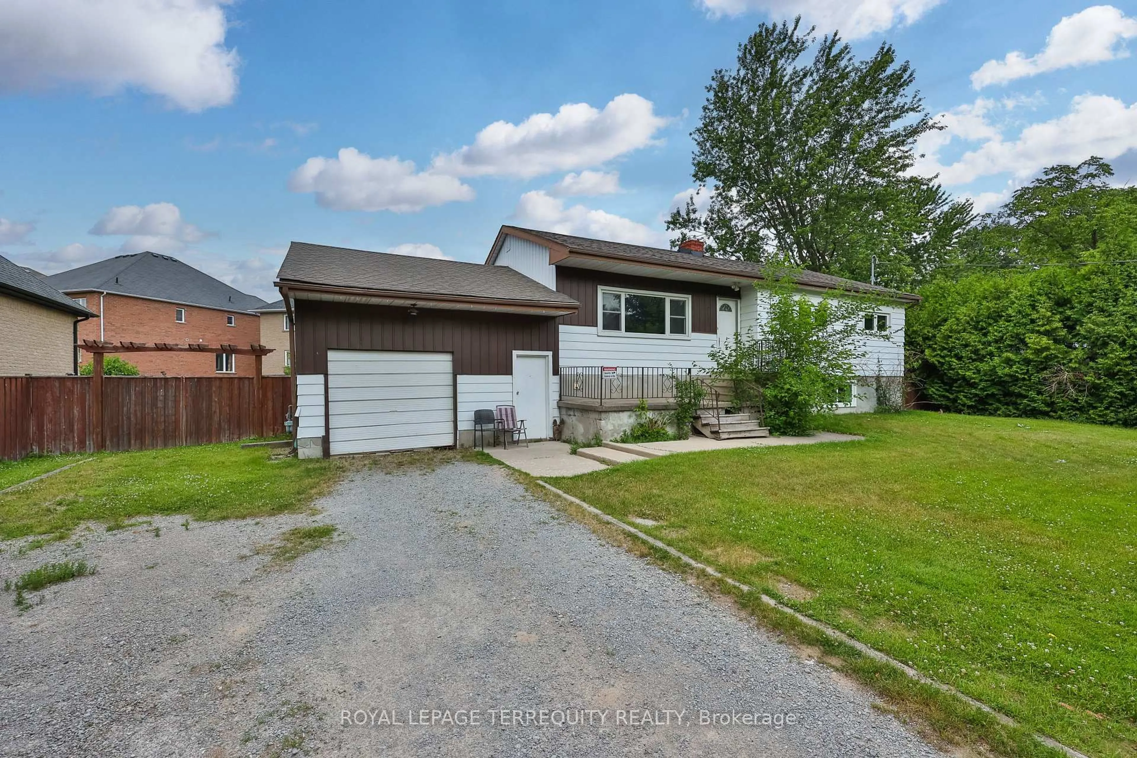 A pic from outside/outdoor area/front of a property/back of a property/a pic from drone, street for 254 Lakeland Cres, Richmond Hill Ontario L4E 3A6