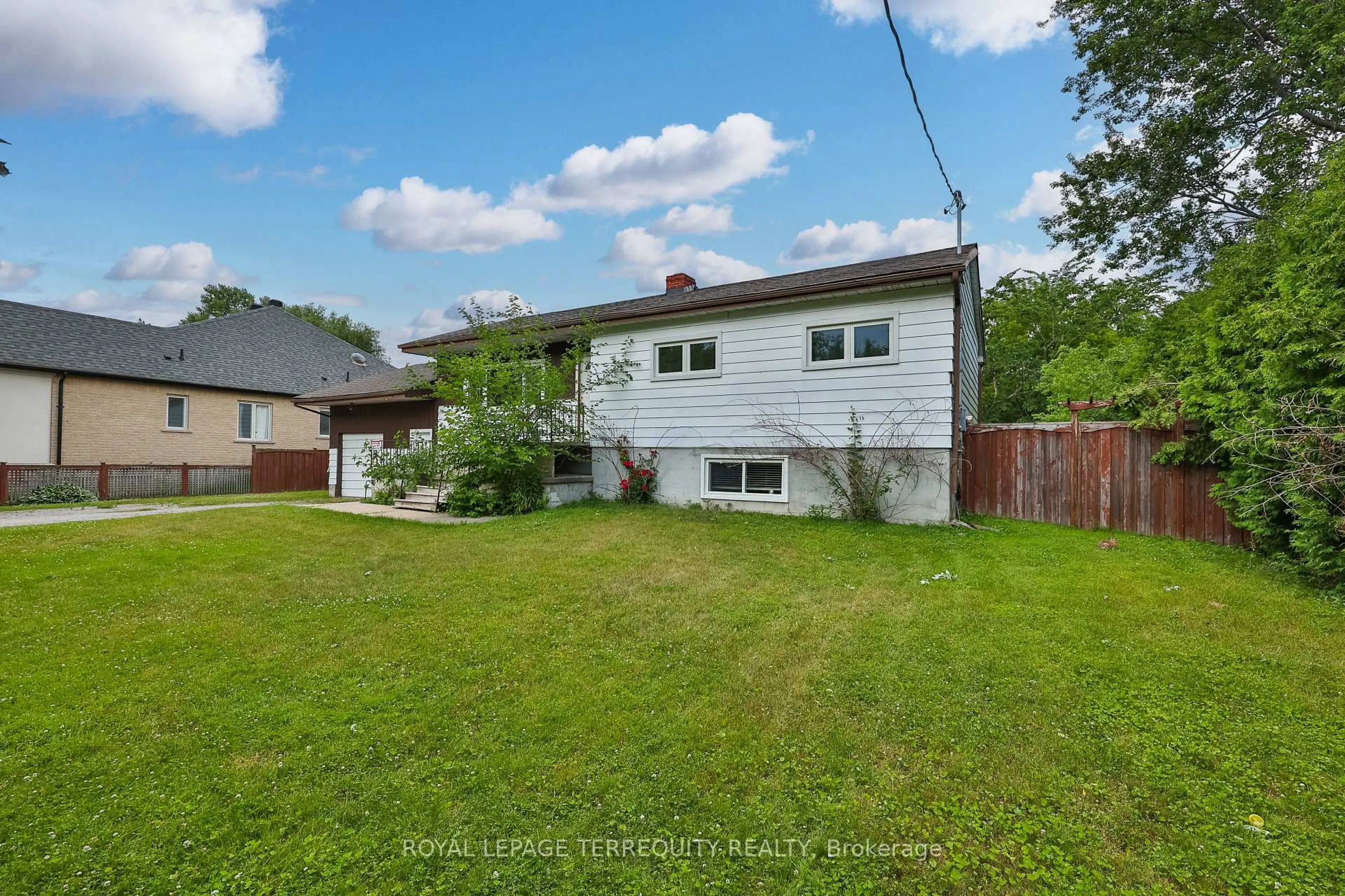 A pic from outside/outdoor area/front of a property/back of a property/a pic from drone, street for 254 Lakeland Cres, Richmond Hill Ontario L4E 3A6