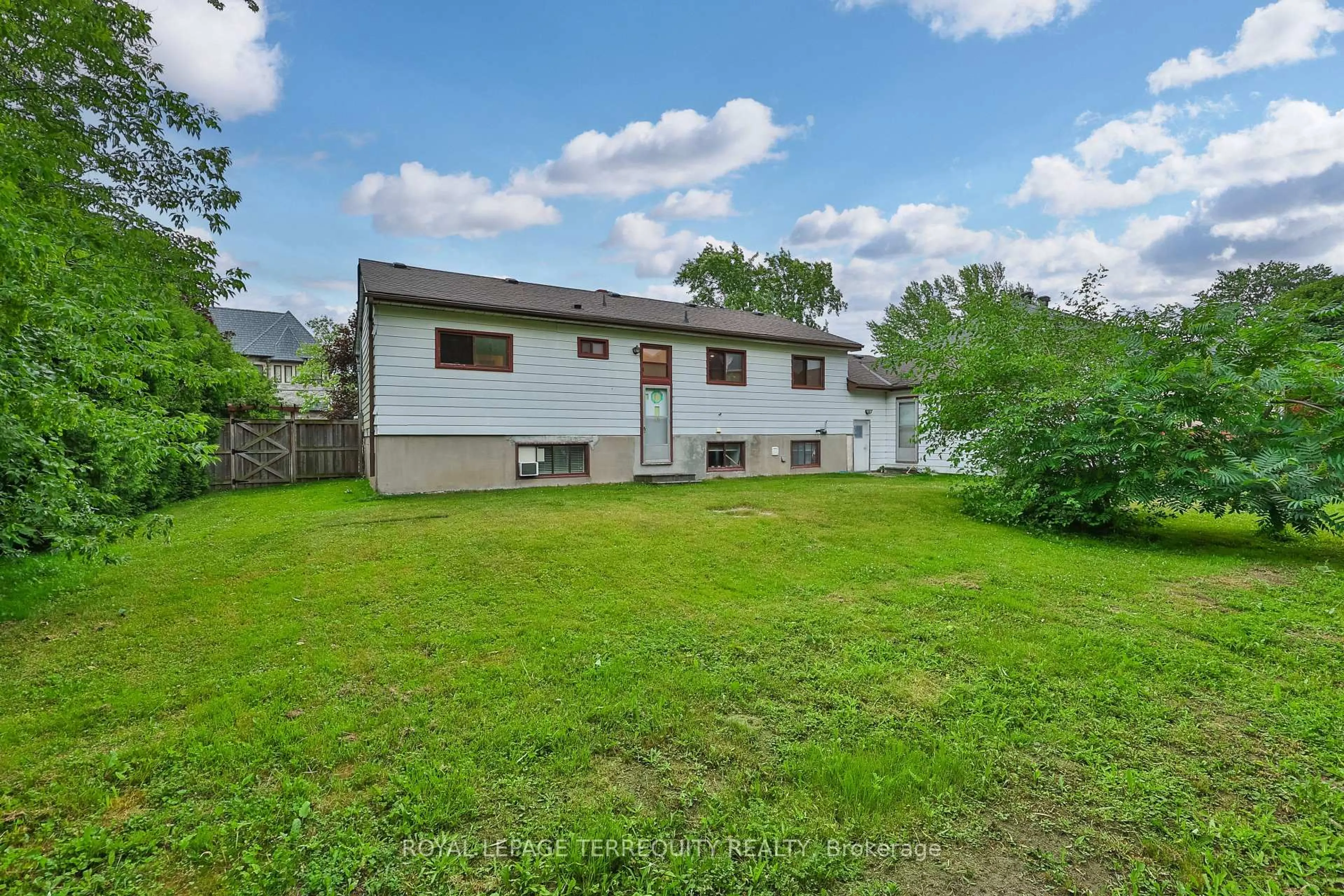 A pic from outside/outdoor area/front of a property/back of a property/a pic from drone, mountain view for 254 Lakeland Cres, Richmond Hill Ontario L4E 3A6