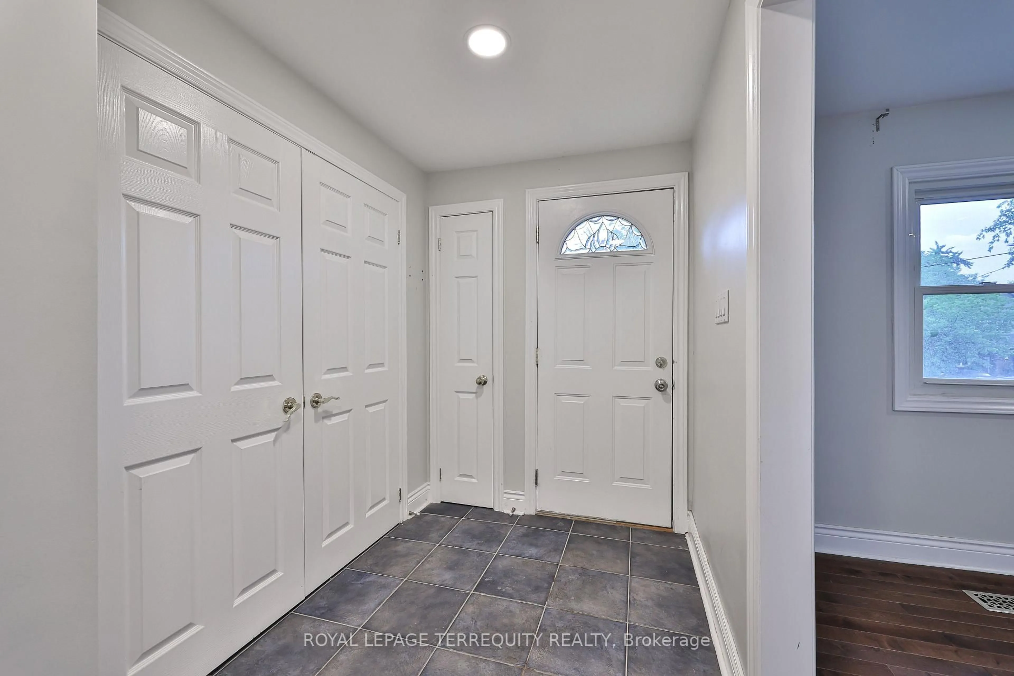 Indoor entryway for 254 Lakeland Cres, Richmond Hill Ontario L4E 3A6