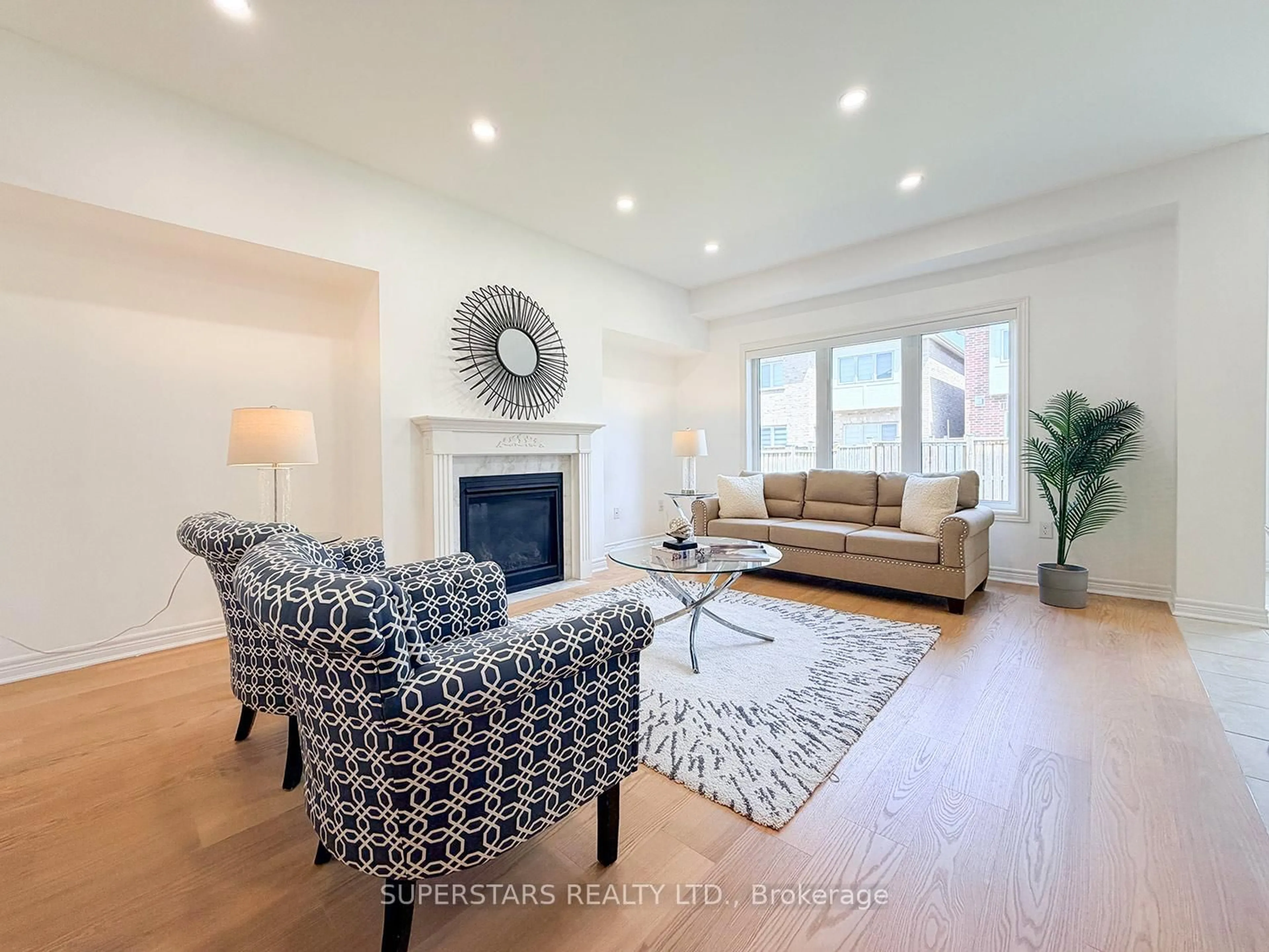 Living room with furniture, unknown for 8 Kavanagh Ave, East Gwillimbury Ontario L9N 0P6