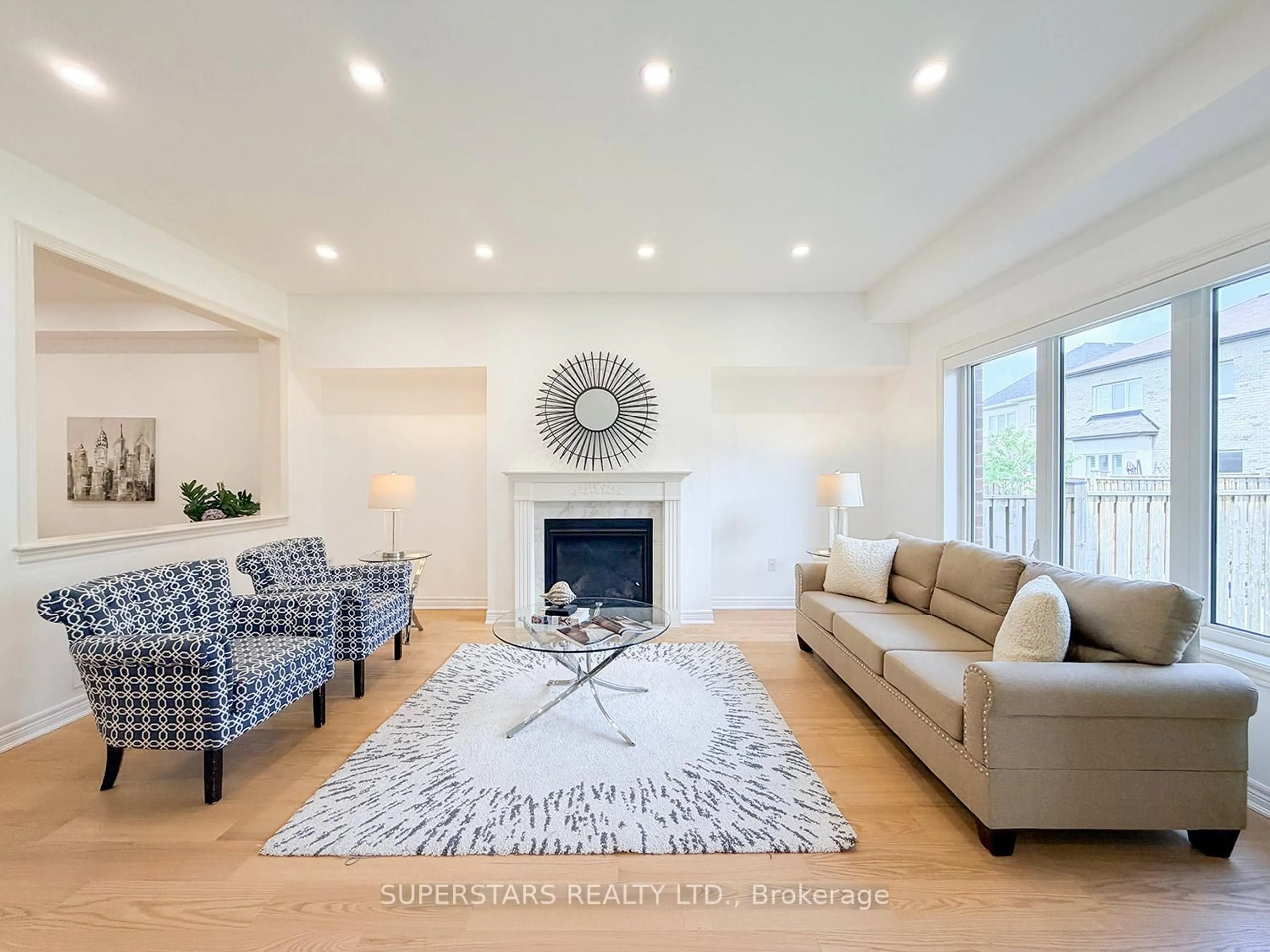 Living room with furniture, unknown for 8 Kavanagh Ave, East Gwillimbury Ontario L9N 0P6