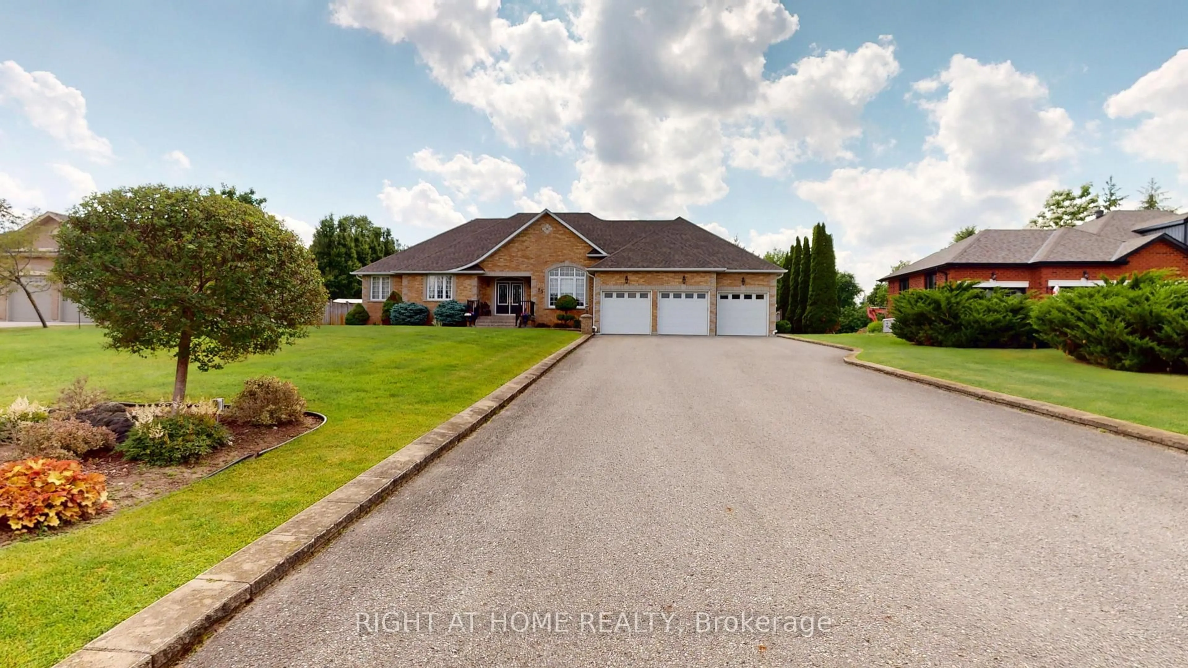 A pic from outside/outdoor area/front of a property/back of a property/a pic from drone, street for 35 Golfview Blvd, Bradford West Gwillimbury Ontario L3Z 3Z1
