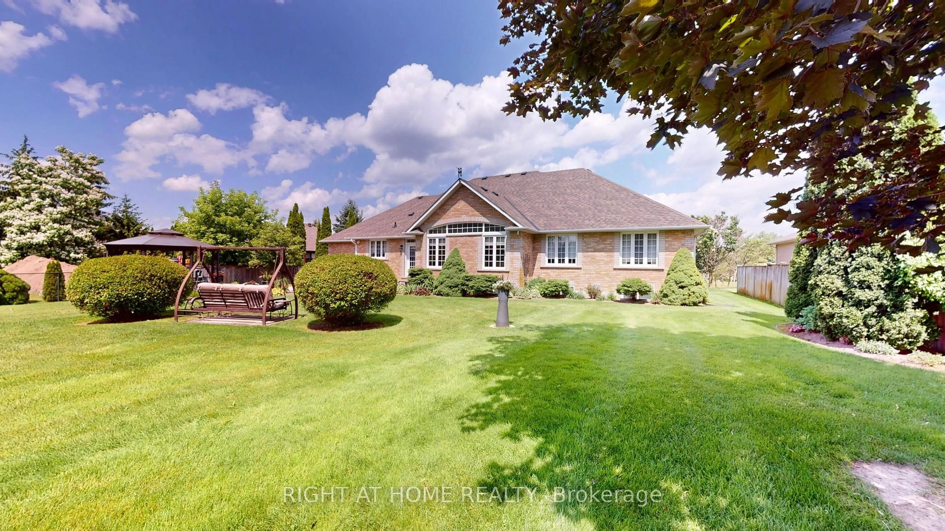 A pic from outside/outdoor area/front of a property/back of a property/a pic from drone, unknown for 35 Golfview Blvd, Bradford West Gwillimbury Ontario L3Z 3Z1