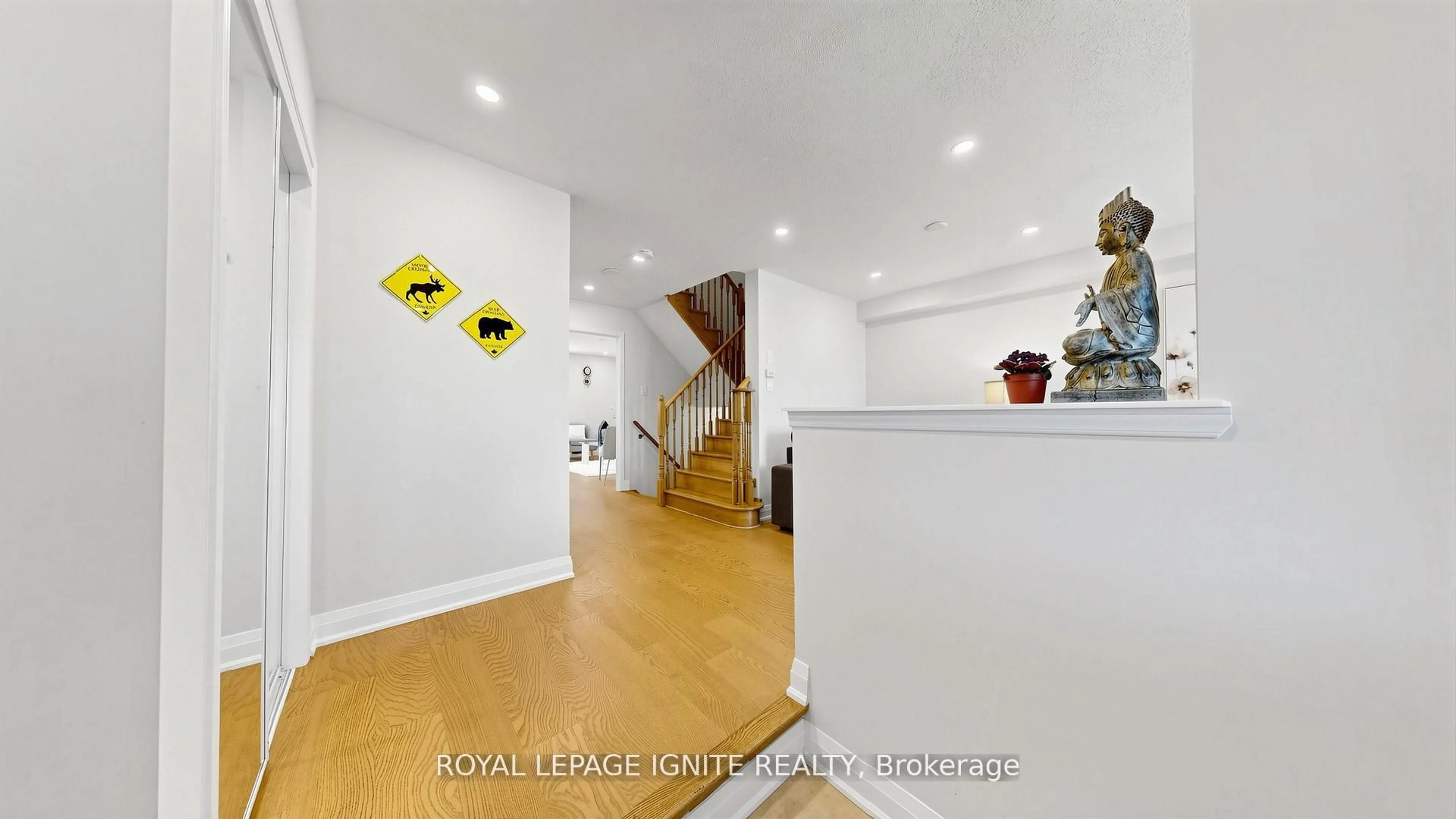 Indoor foyer for 550 Hoover Park Dr, Whitchurch-Stouffville Ontario L4A 0S8