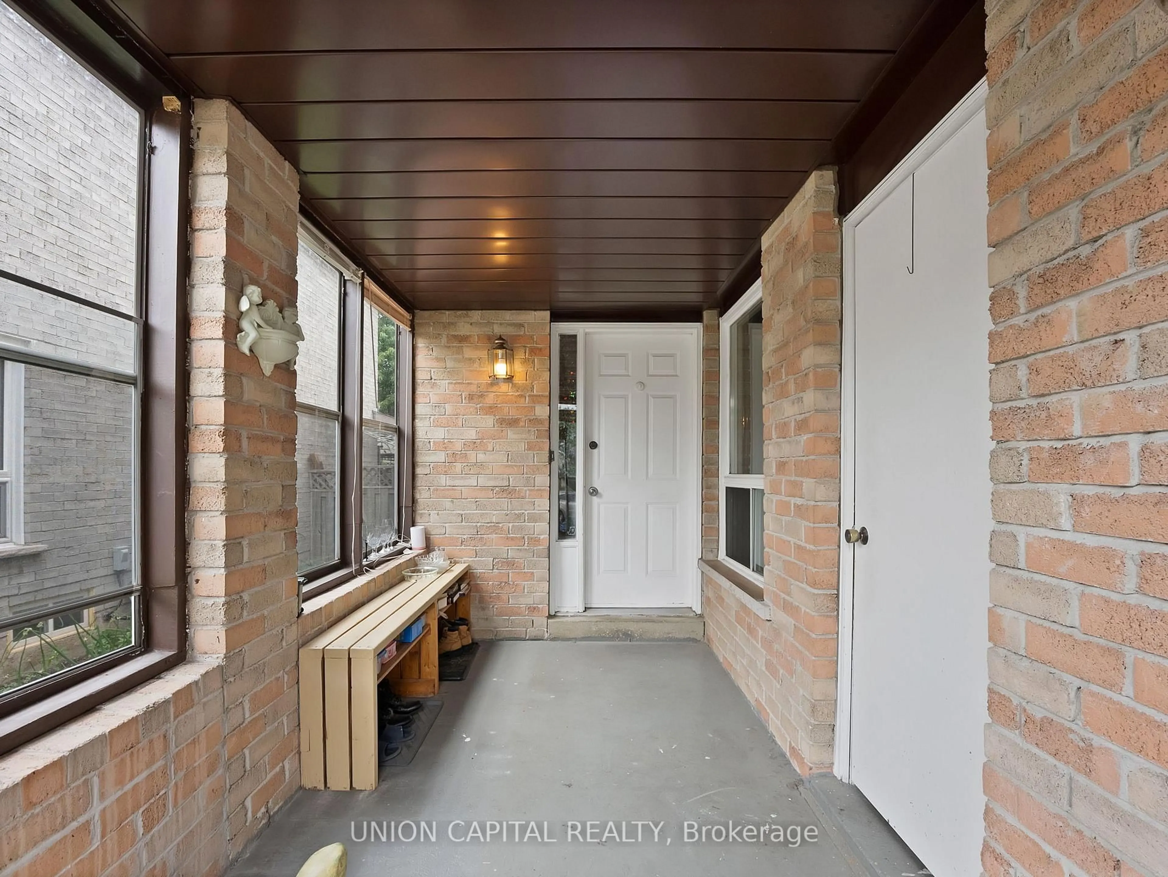 Indoor entryway for 34 Timbers Circ, Markham Ontario L3S 1E4