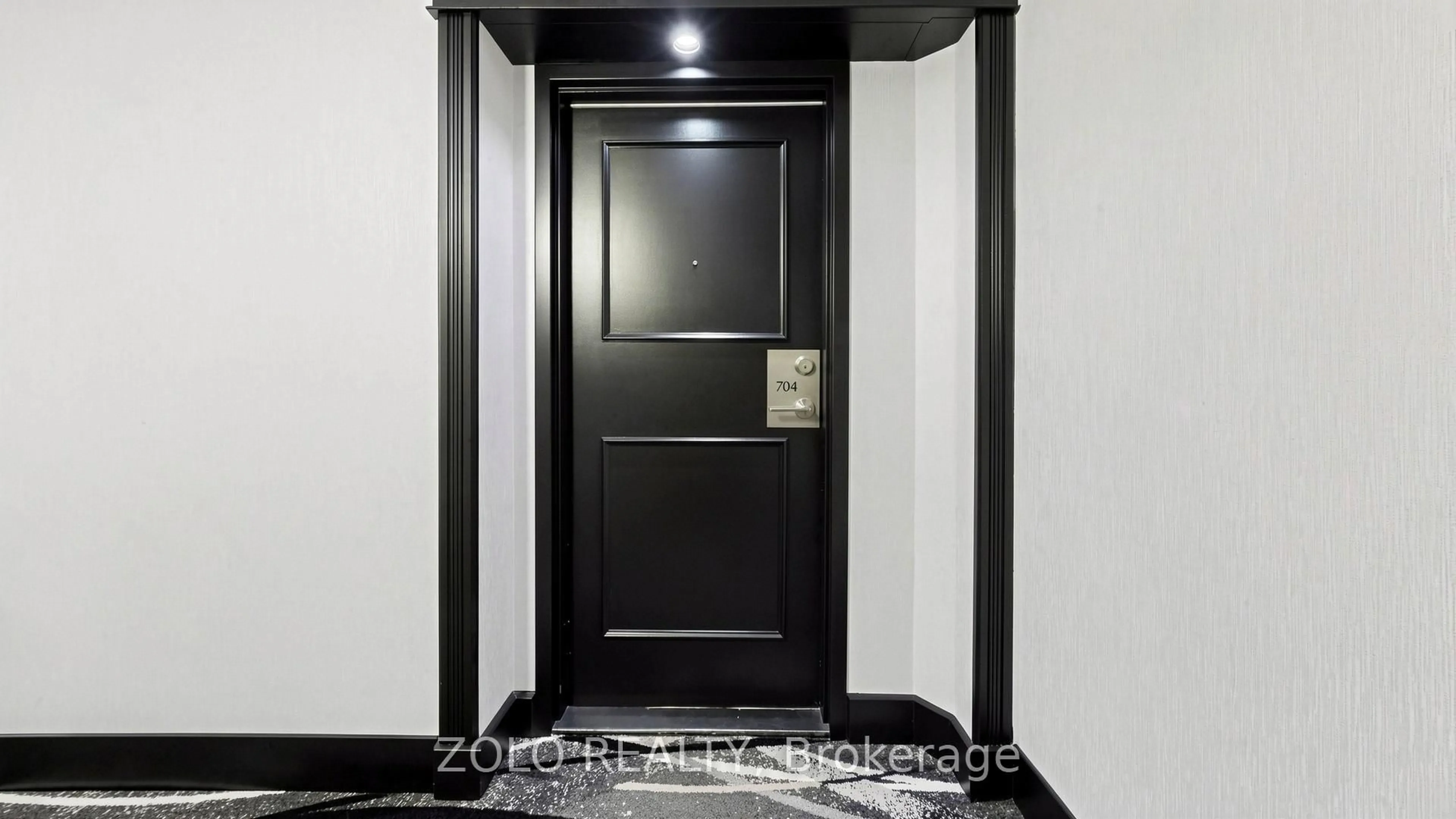Indoor foyer for 91 Townsgate Dr #704, Vaughan Ontario L4J 8E8