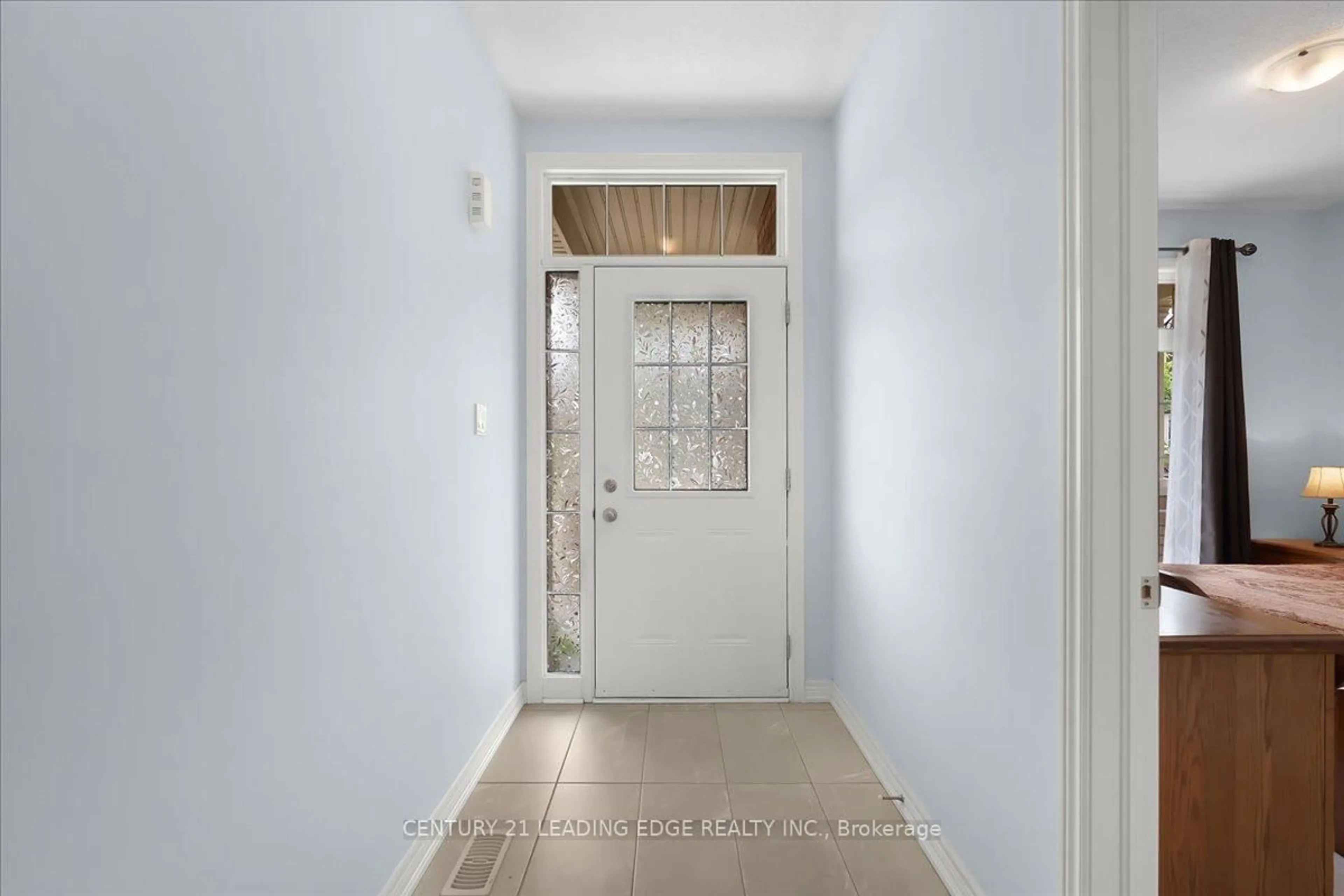 Indoor entryway for 16 Faimira Ave, Georgina Ontario L4P 0S4