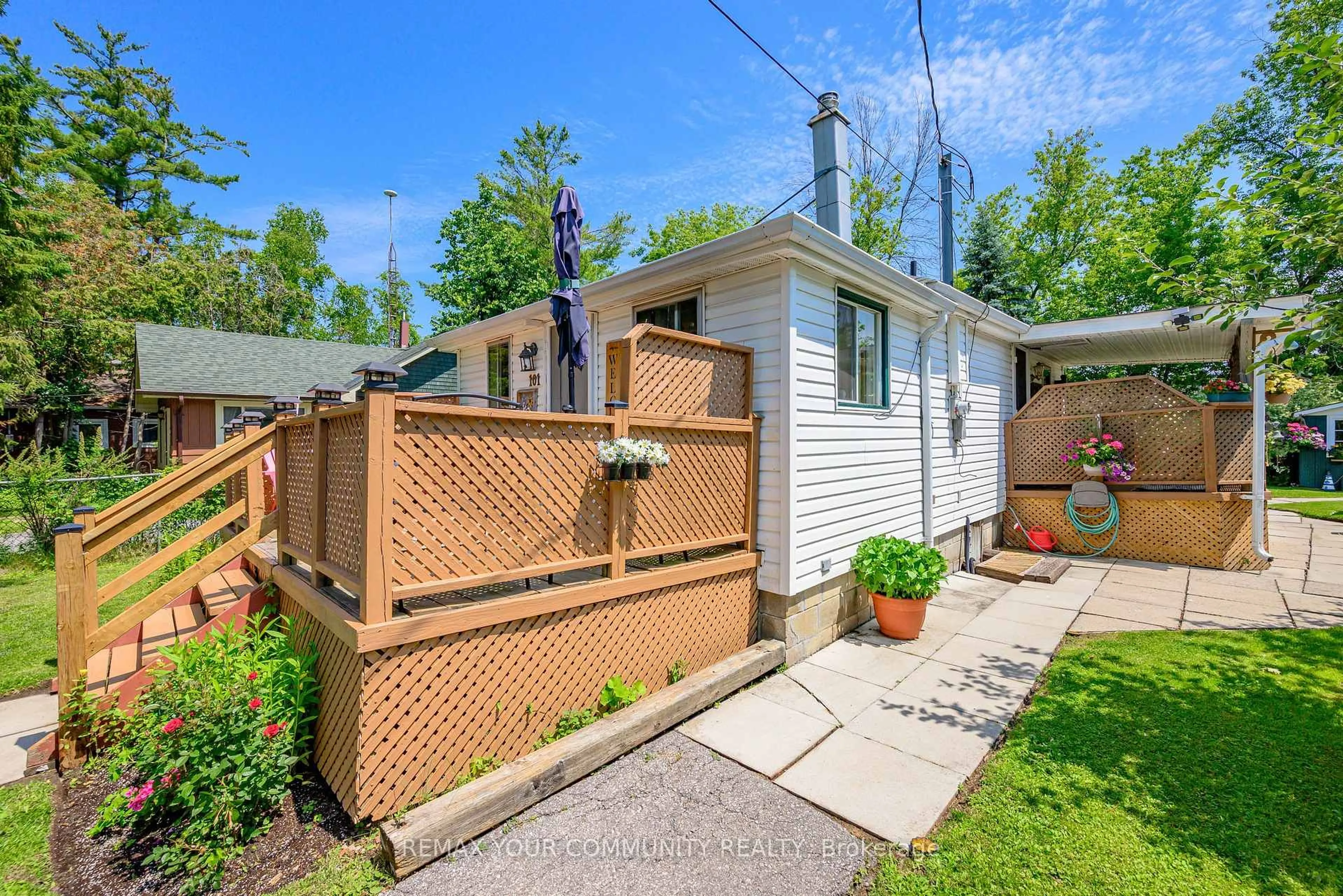 Patio, street for 101 Dunkirk Ave, Georgina Ontario L0E 1R0