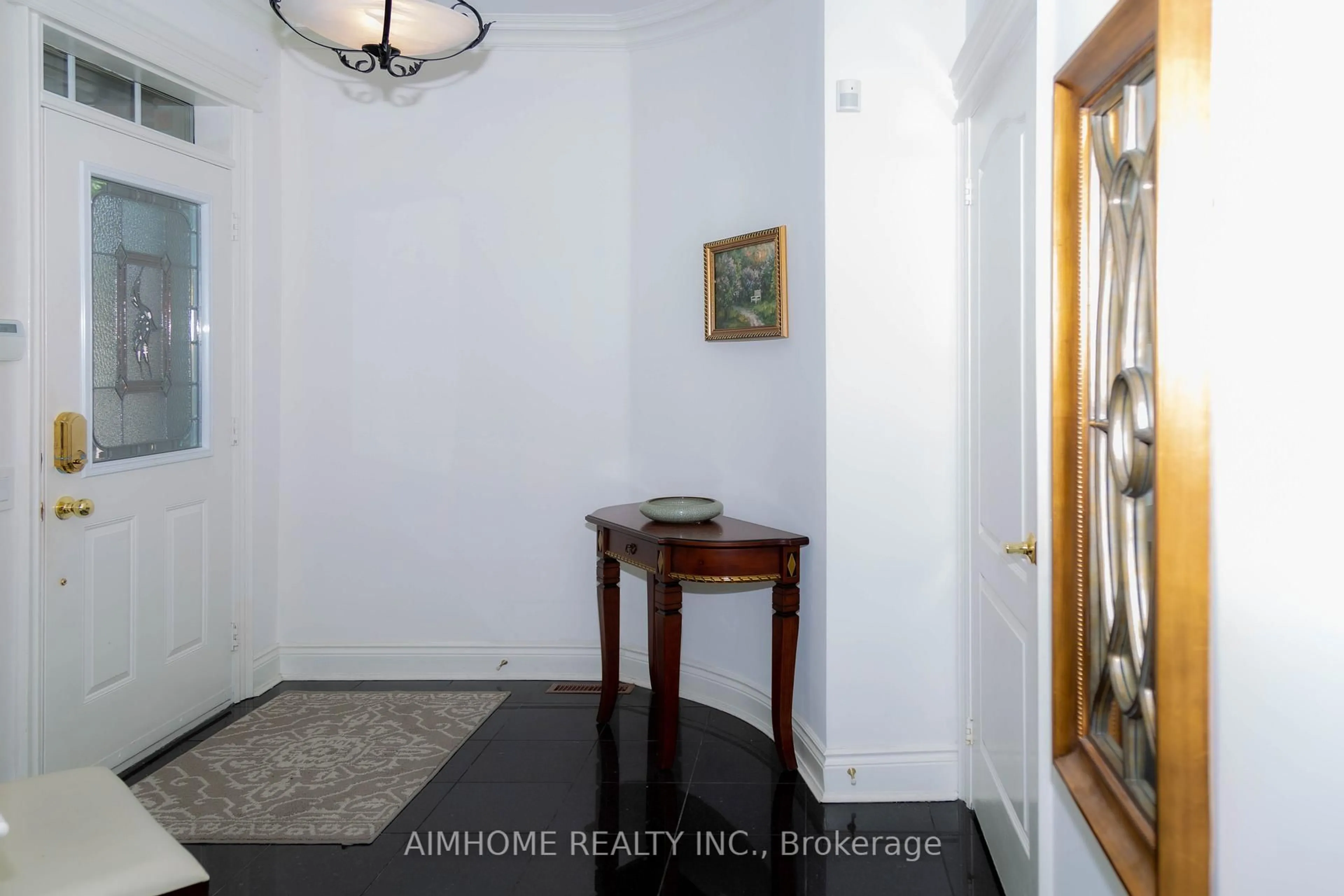 Indoor entryway for 61 Westbury Crt, Richmond Hill Ontario L4S 2L2