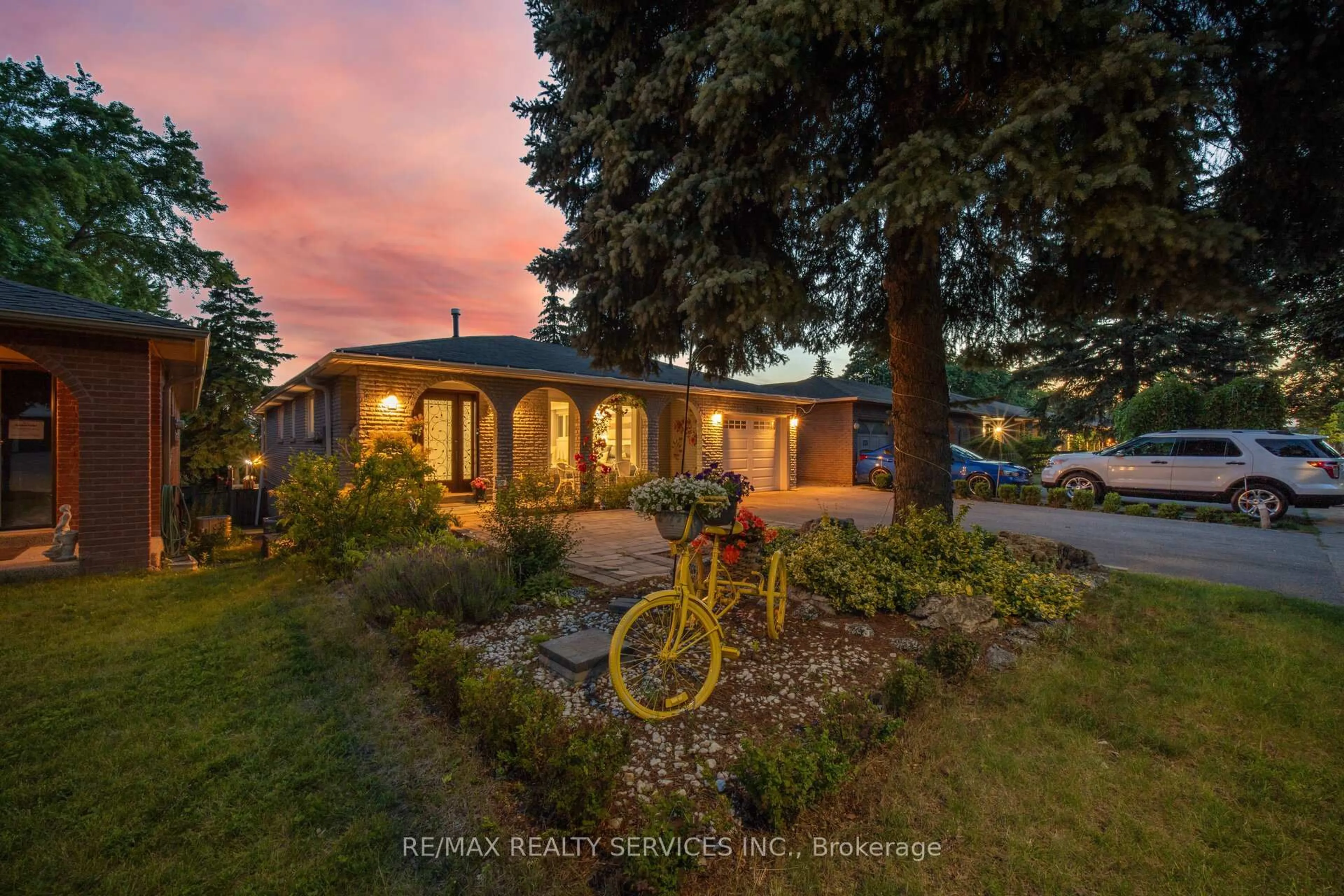 A pic from outside/outdoor area/front of a property/back of a property/a pic from drone, street for 133 Romfield Crct, Markham Ontario L3T 3H7