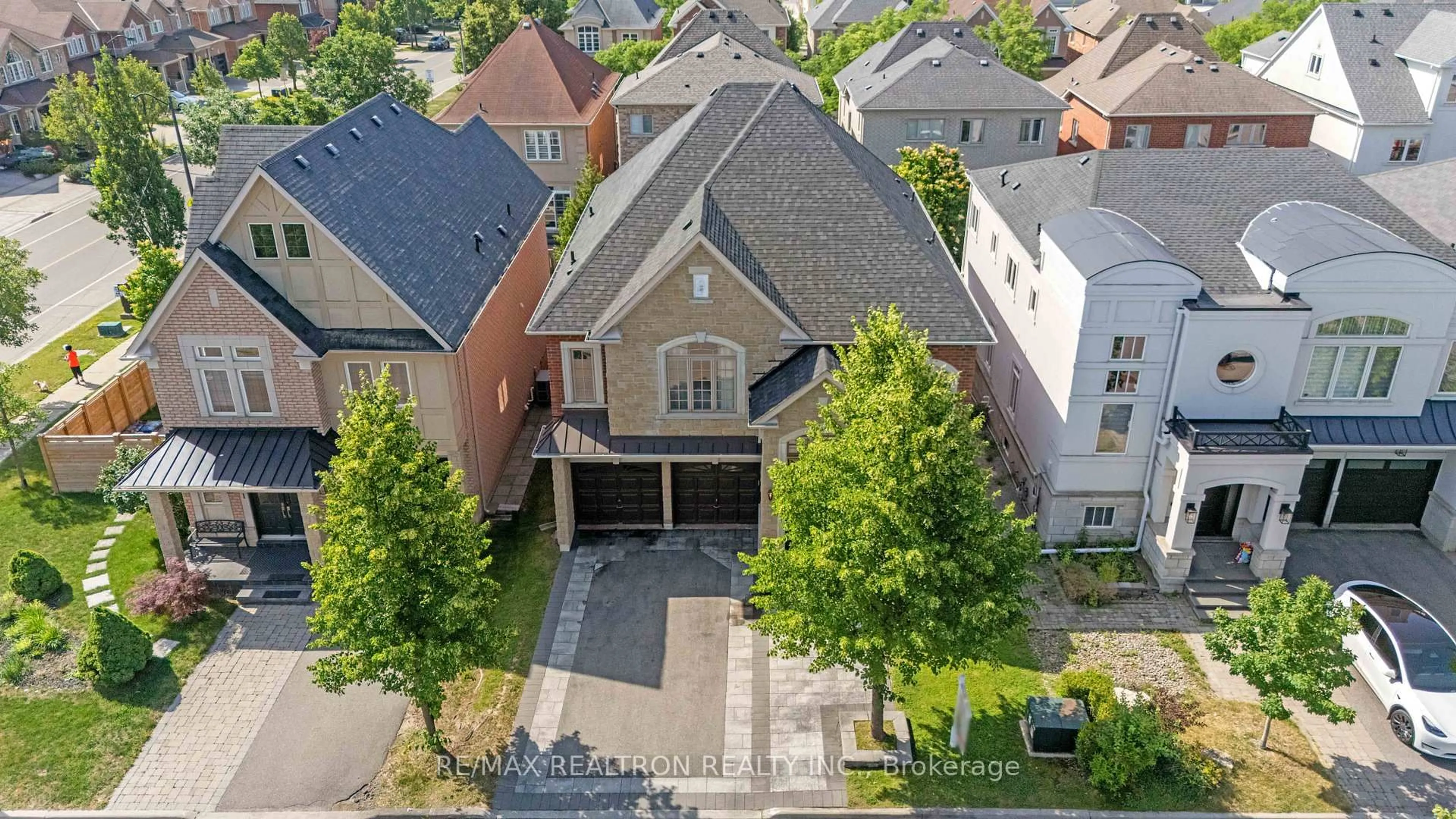A pic from outside/outdoor area/front of a property/back of a property/a pic from drone, street for 7 Randolph Dr, Vaughan Ontario L6A 0W1