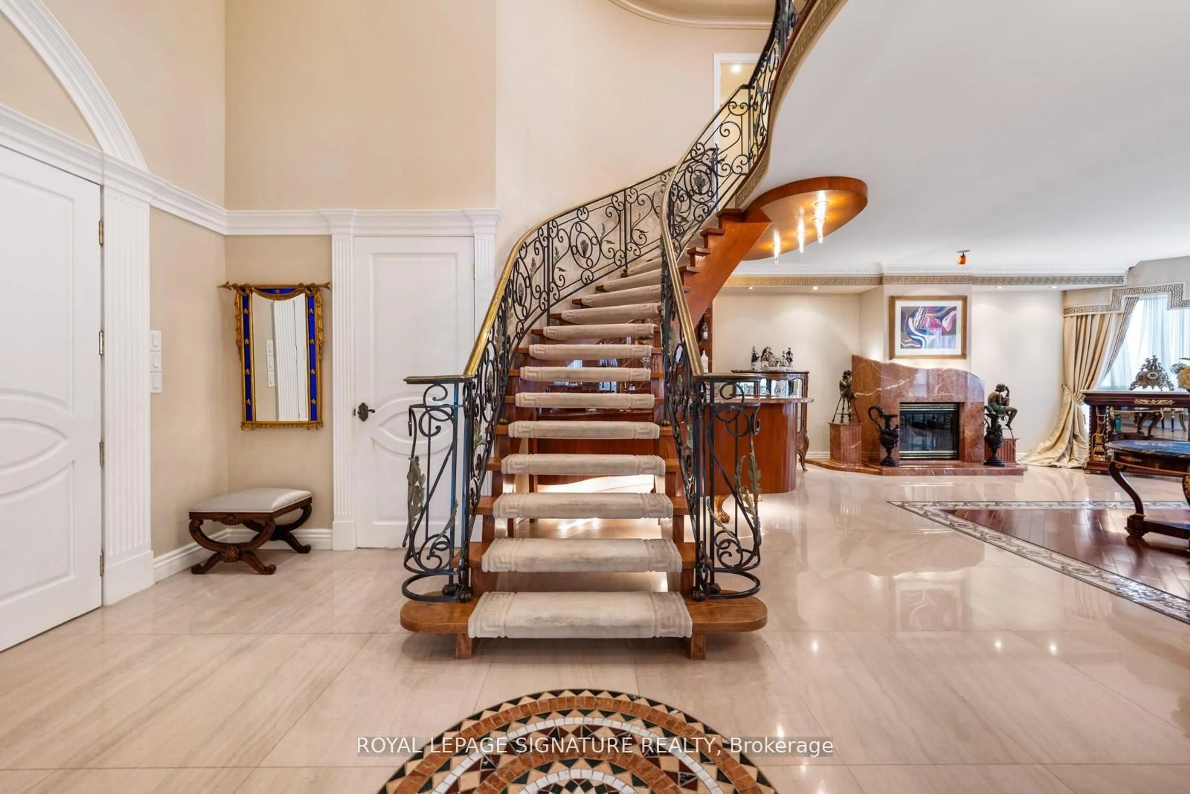Indoor foyer for 7300 Yonge St #PH9, Vaughan Ontario L4J 7Y5