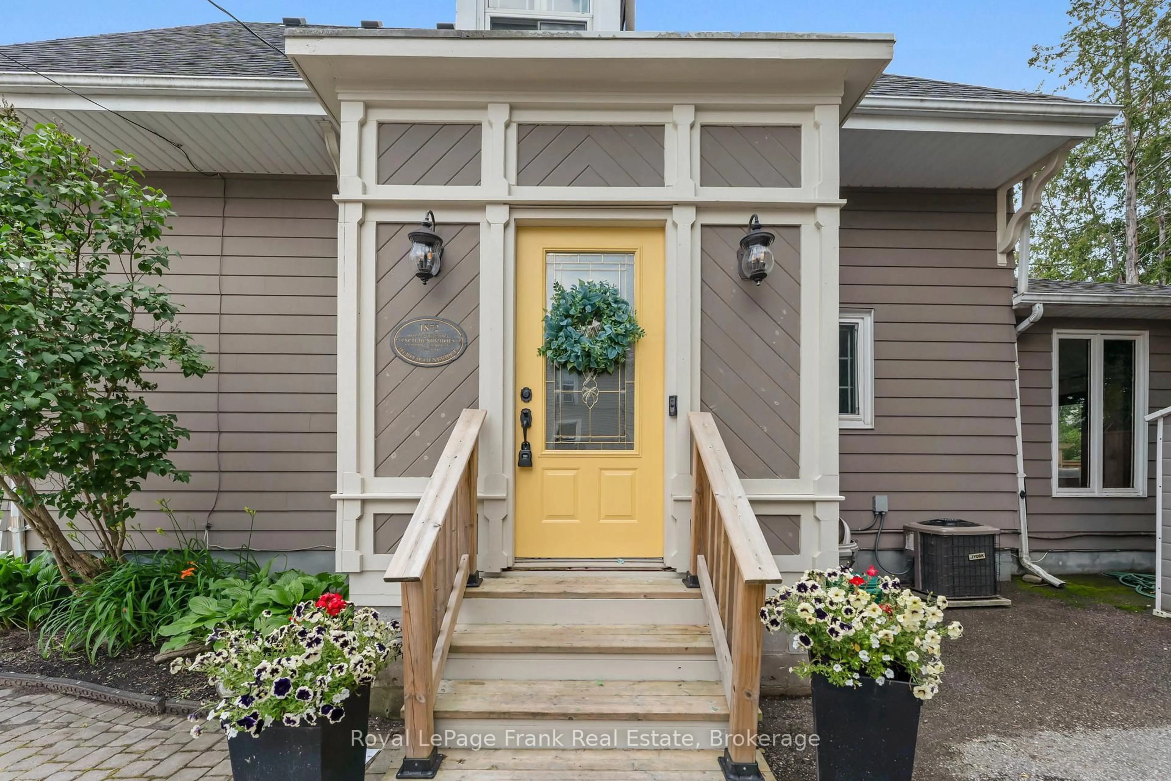 Indoor entryway for 48 Church St, Uxbridge Ontario L9P 1G9