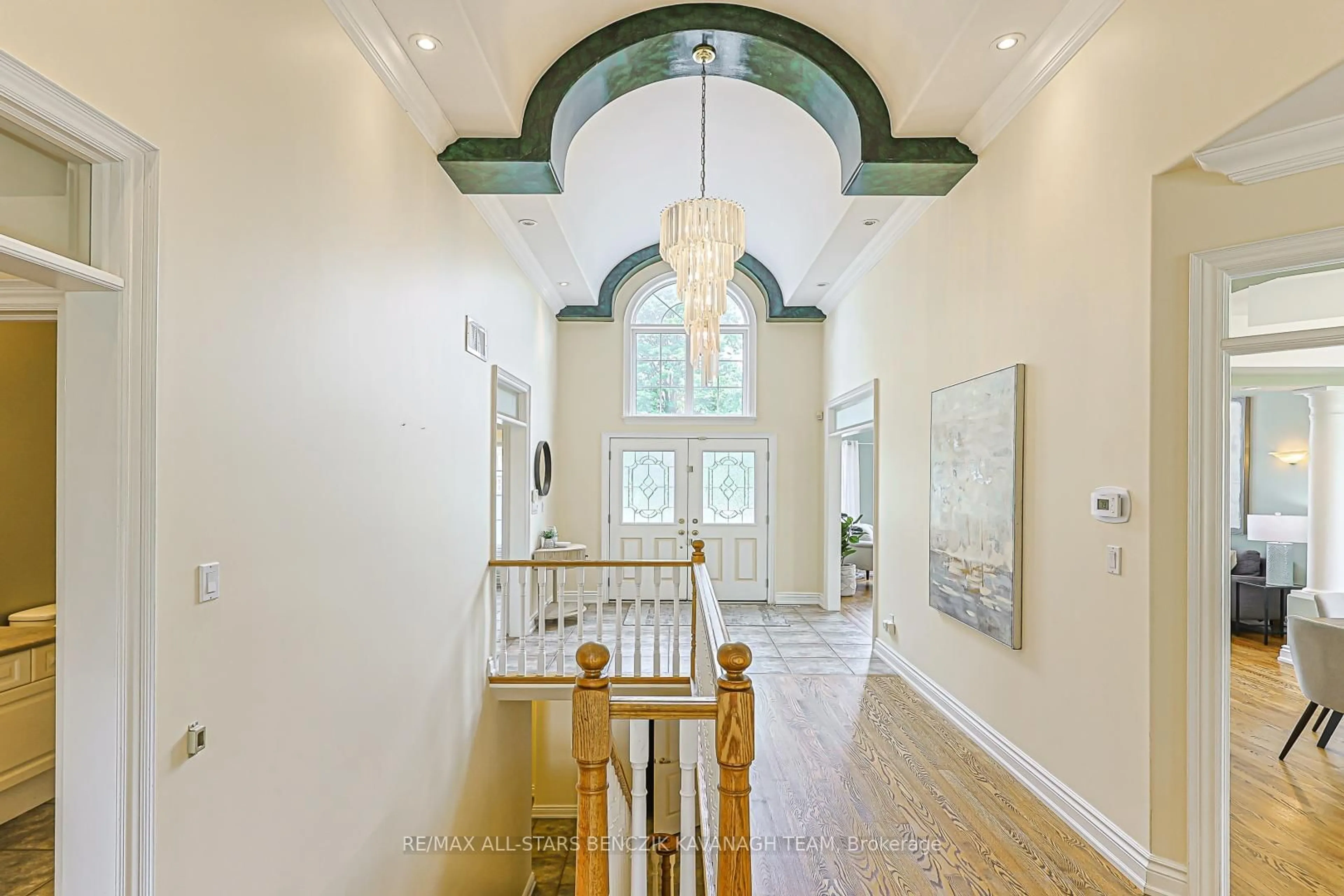 Indoor foyer for 5633 Lakeshore Rd, Whitchurch-Stouffville Ontario L4A 7X3