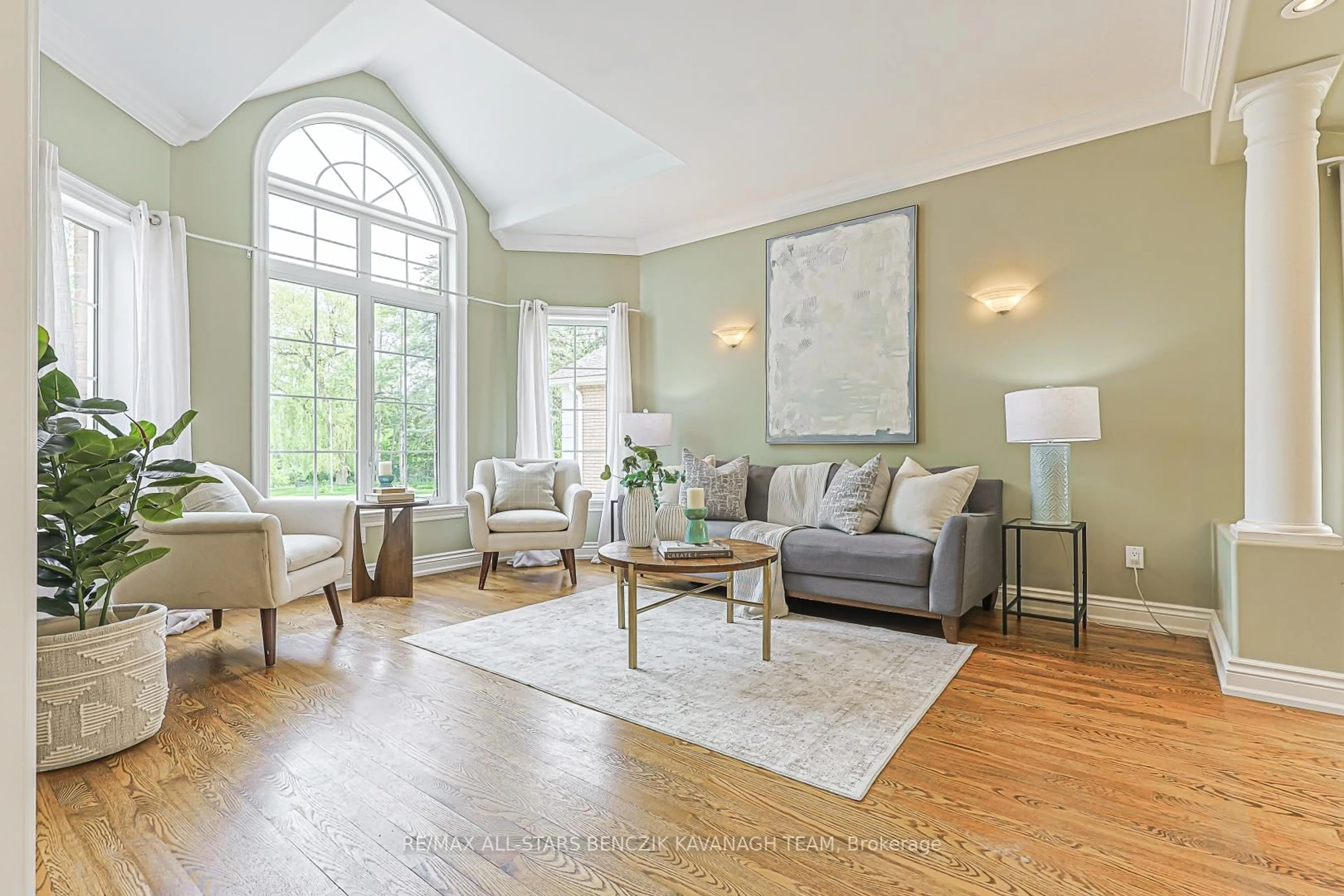Living room with furniture, unknown for 5633 Lakeshore Rd, Whitchurch-Stouffville Ontario L4A 7X3