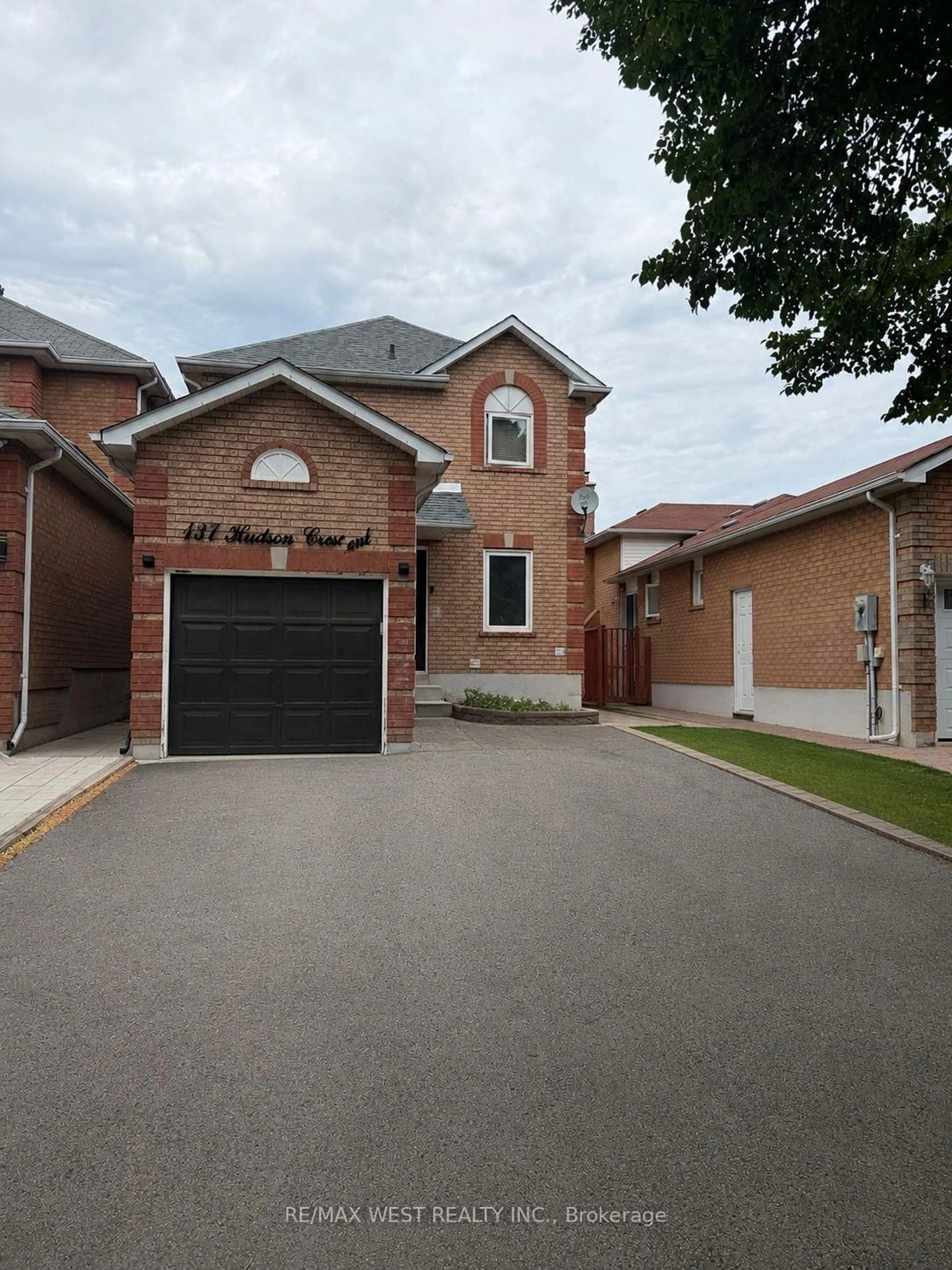 Home with brick exterior material, street for 137 Hudson Cres, Bradford West Gwillimbury Ontario L3Z 2Y7