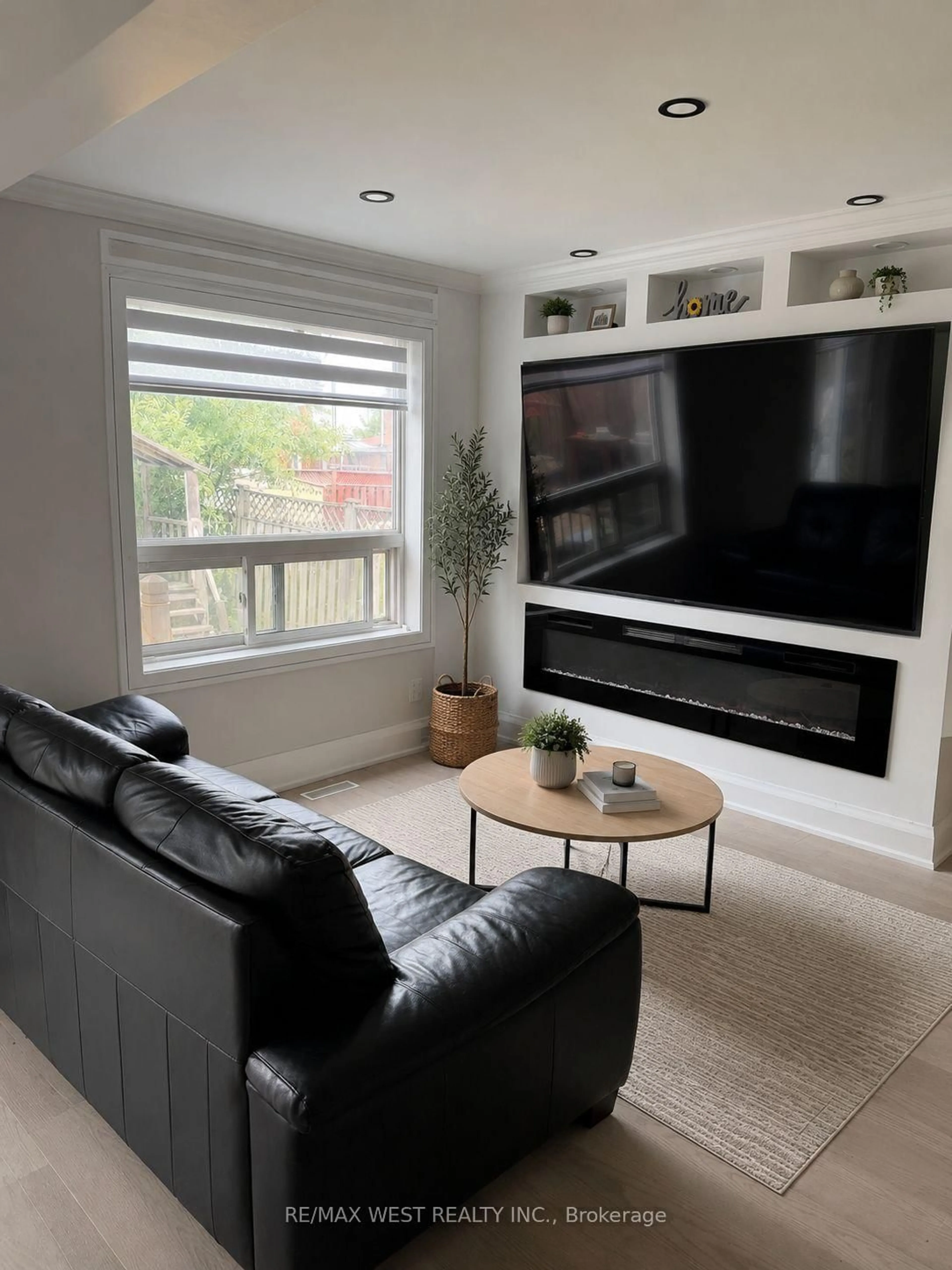 Living room with furniture, unknown for 137 Hudson Cres, Bradford West Gwillimbury Ontario L3Z 2Y7