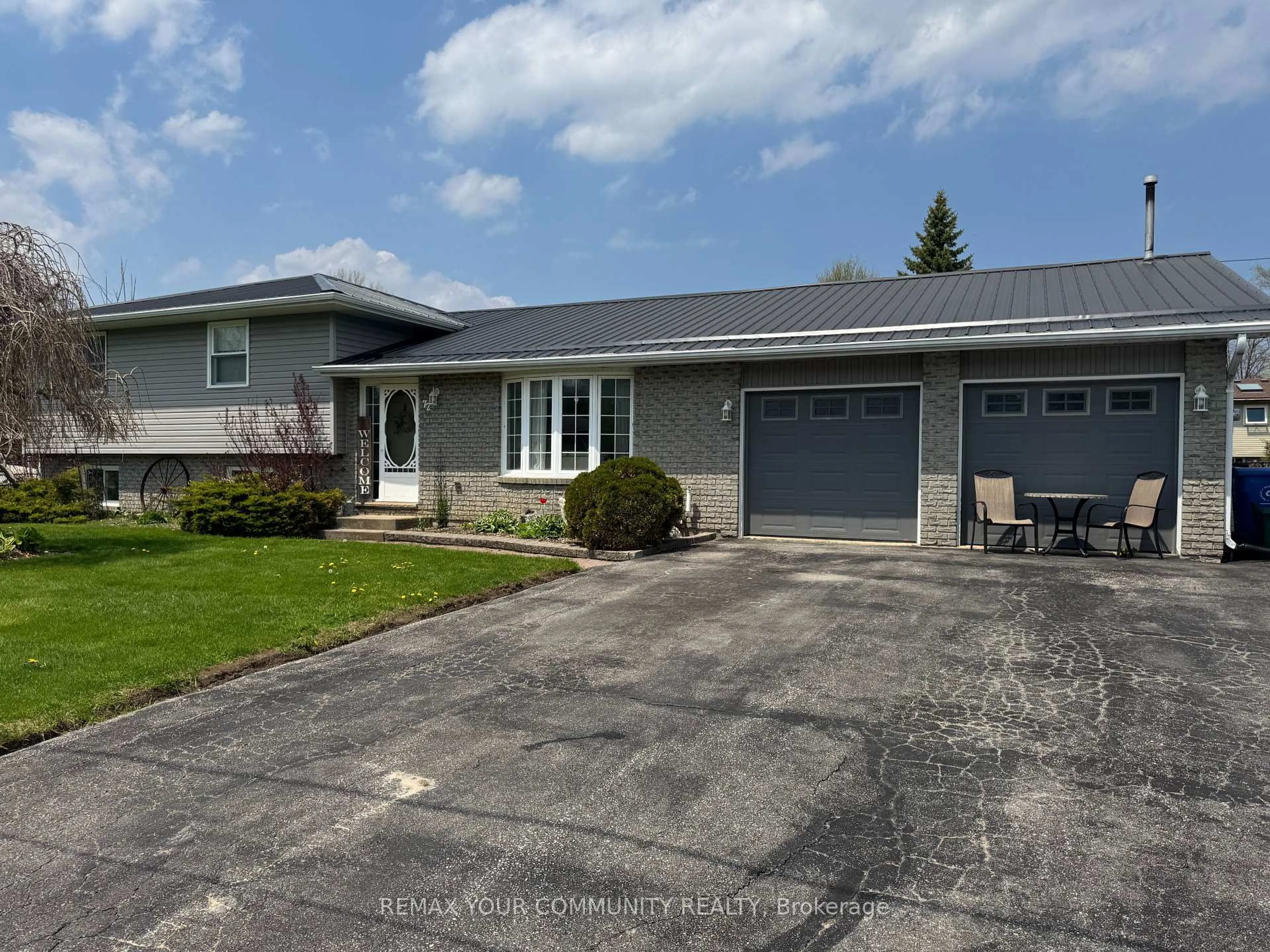 Home with vinyl exterior material, street for 72 Douglas St, Georgina Ontario L0E 2R0