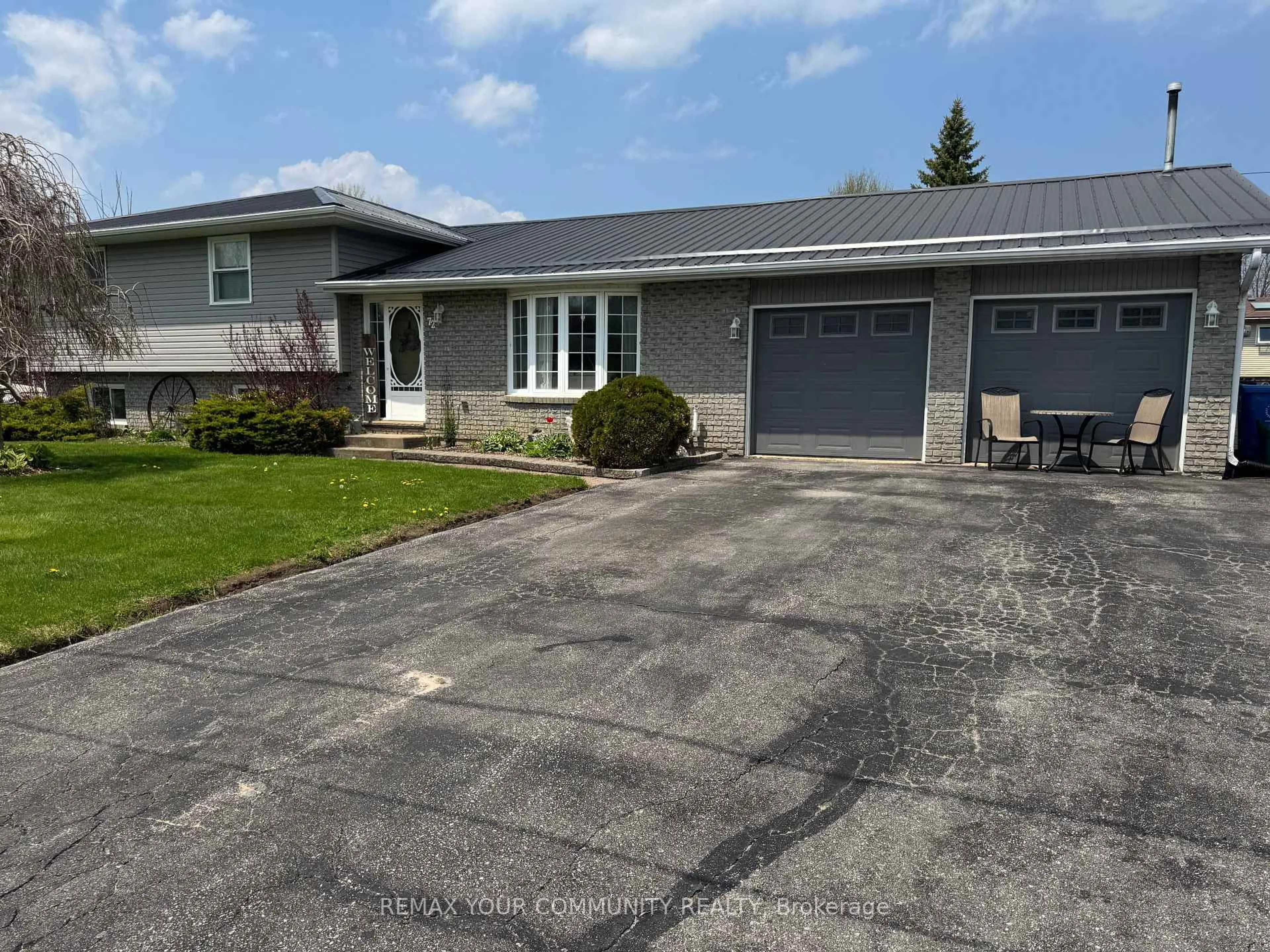 A pic from outside/outdoor area/front of a property/back of a property/a pic from drone, street for 72 Douglas St, Georgina Ontario L0E 2R0