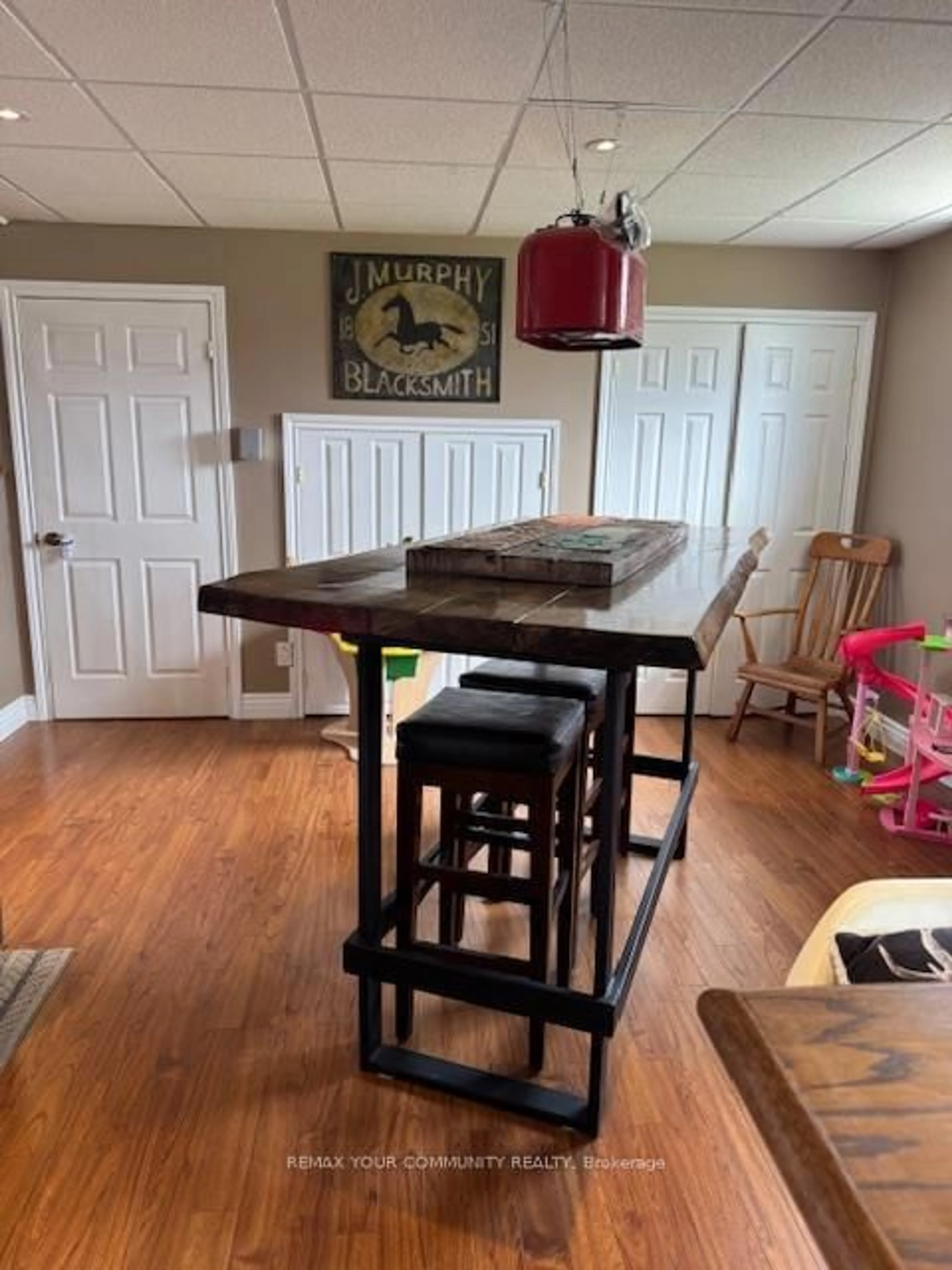 A pic of a room for 72 Douglas St, Georgina Ontario L0E 2R0