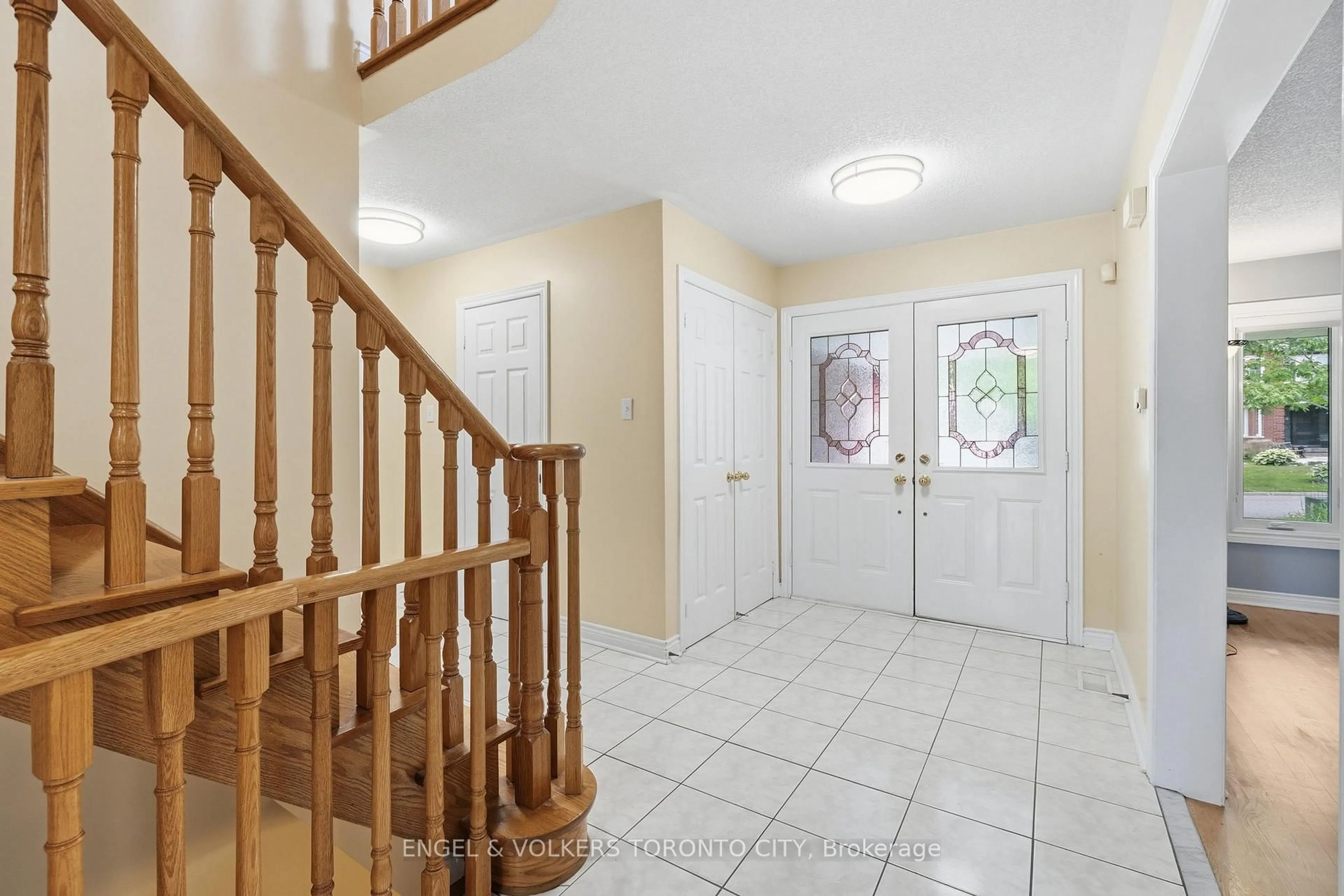 Indoor foyer for 24 Timber Valley Ave, Richmond Hill Ontario L4E 3S6