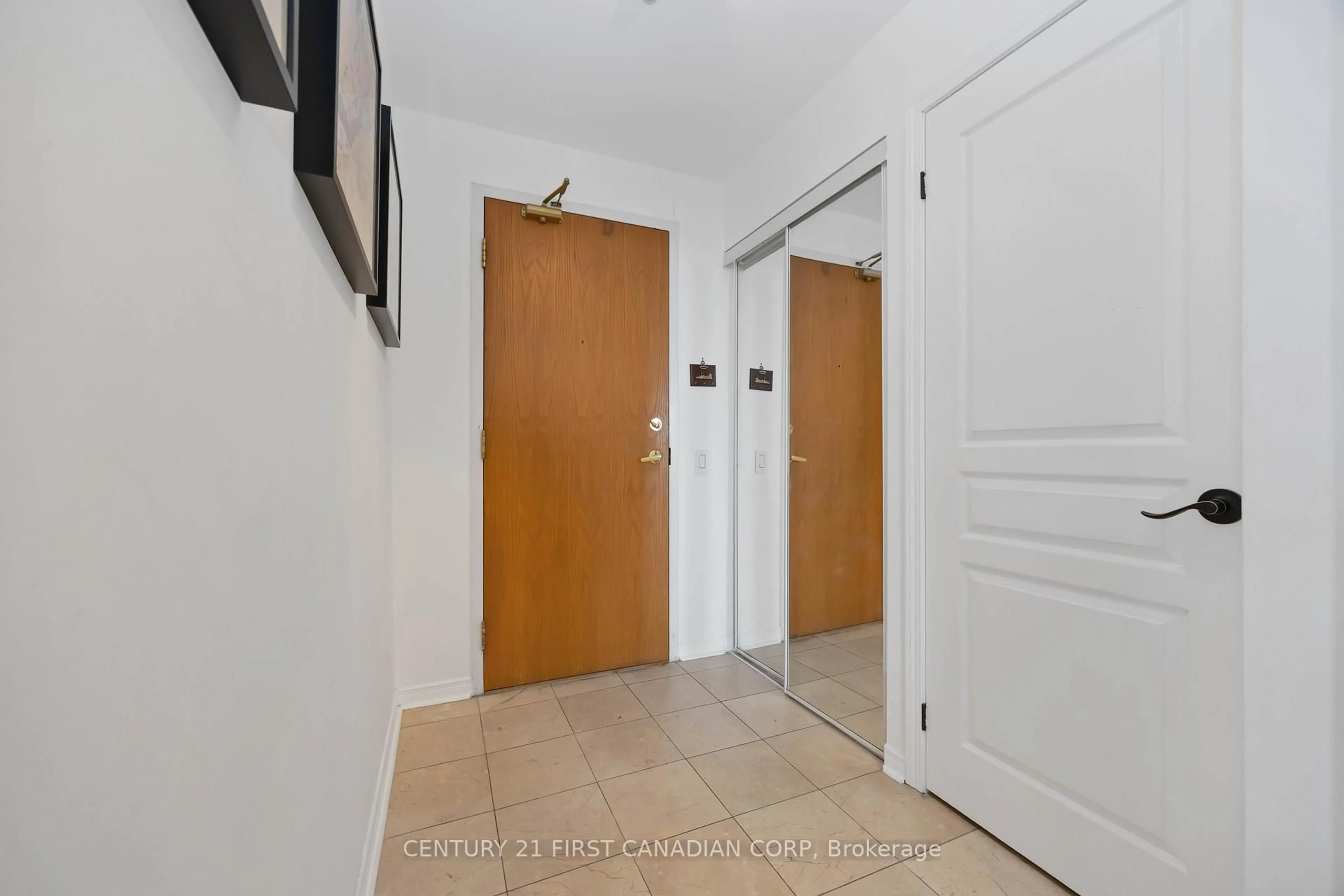 Indoor entryway for 9 Northern Heights Dr #1112, Richmond Hill Ontario L4B 4M5