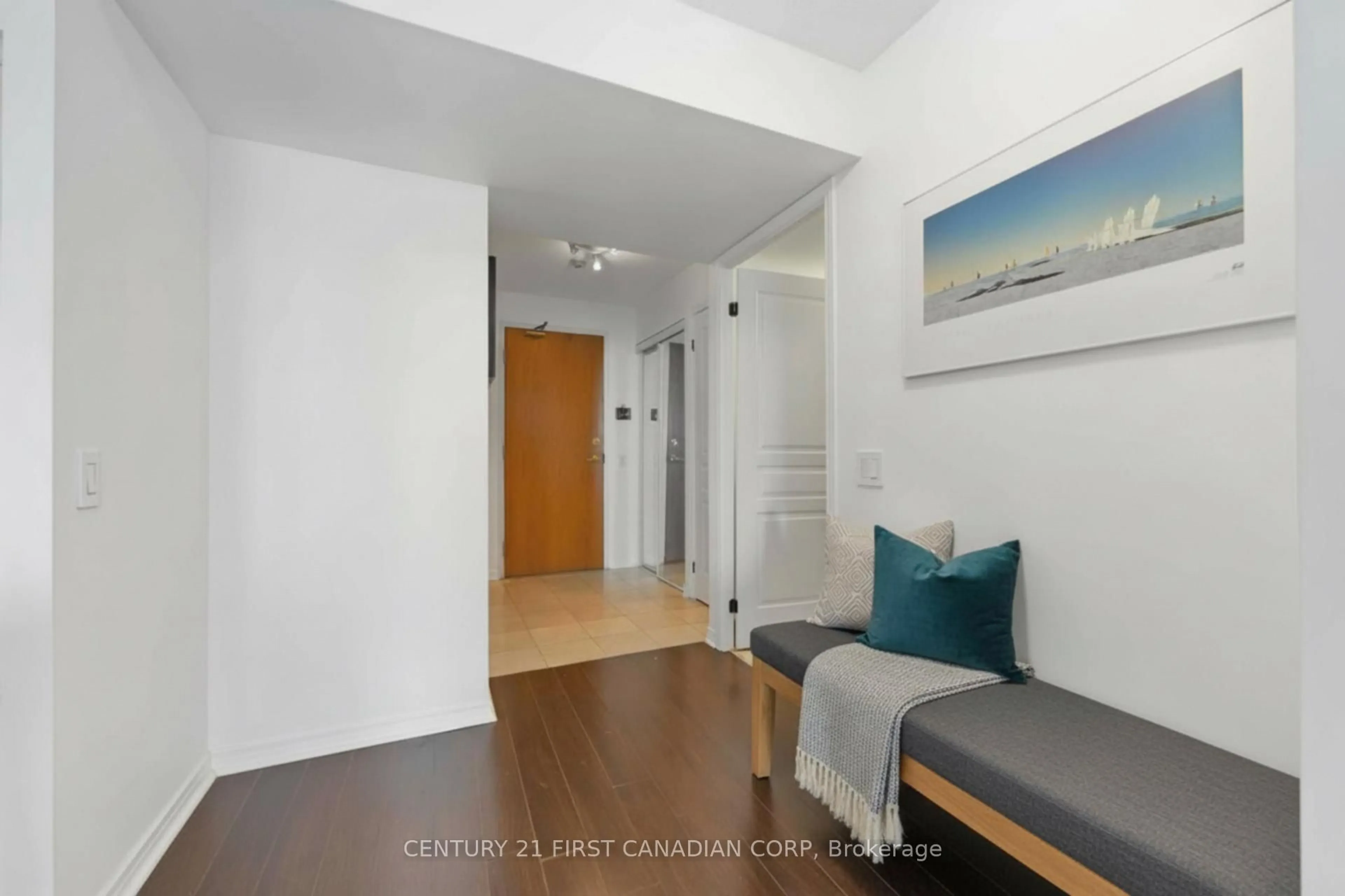 Indoor entryway for 9 Northern Heights Dr #1112, Richmond Hill Ontario L4B 4M5
