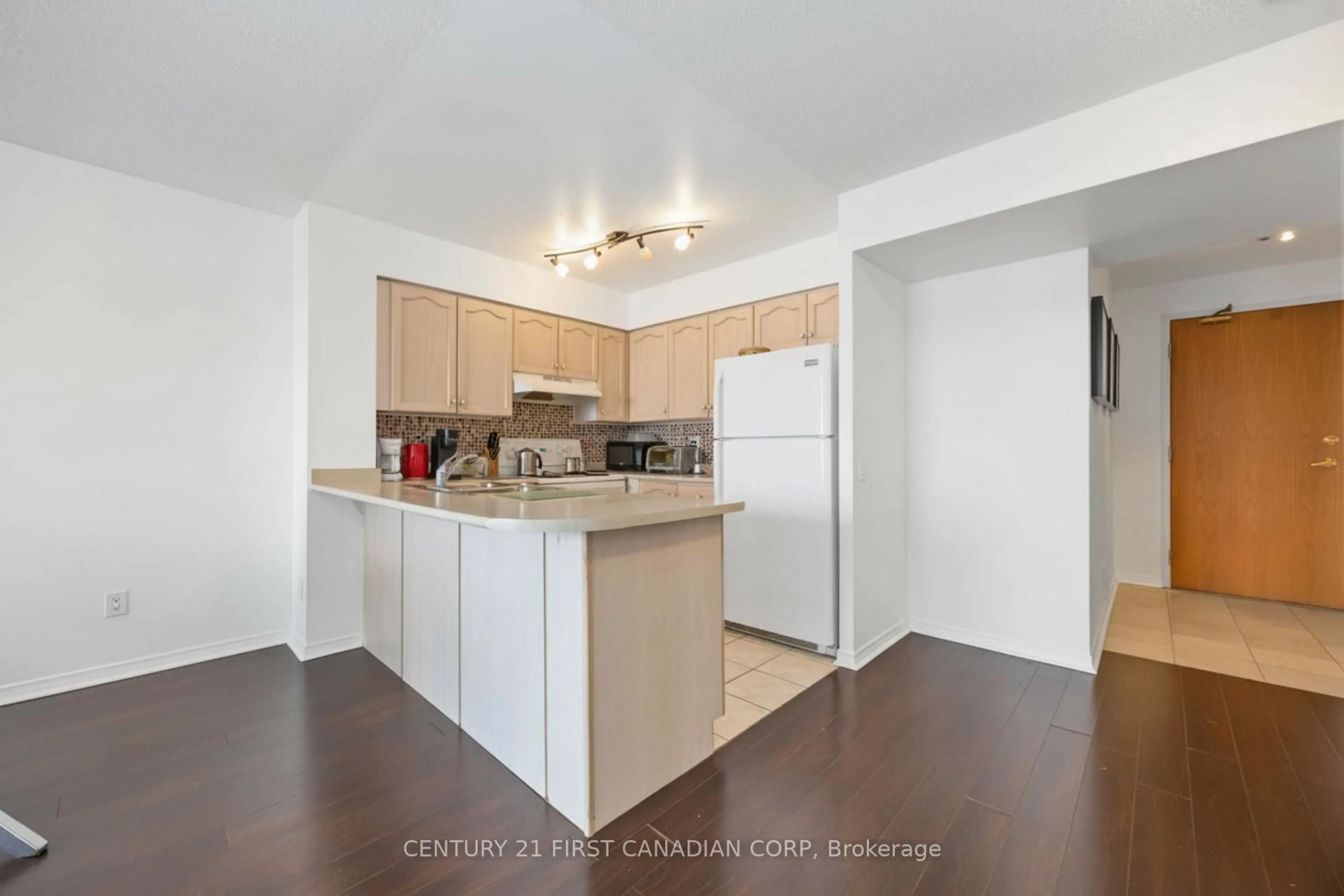 Standard kitchen, wood/laminate floor for 9 Northern Heights Dr #1112, Richmond Hill Ontario L4B 4M5