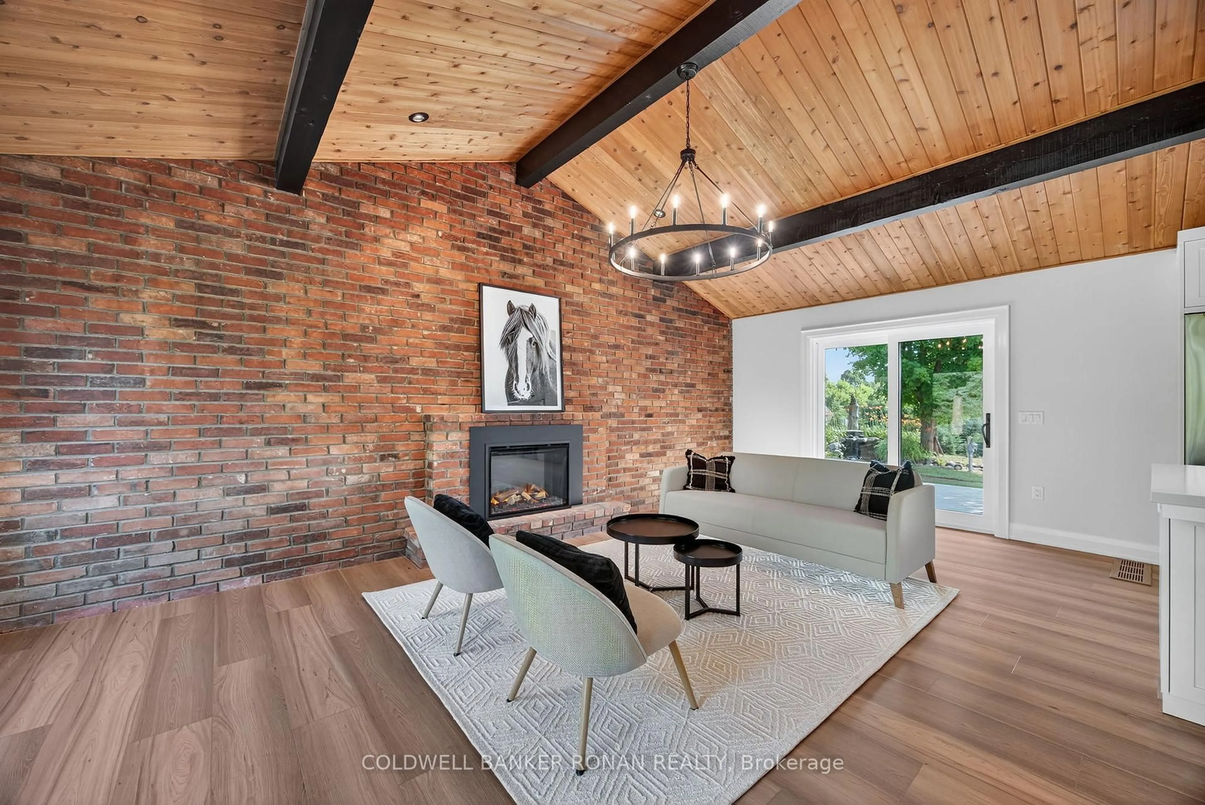 Living room with furniture, unknown for 993177 Mono Adjala Townline, Adjala-Tosorontio Ontario L9W 2Z2