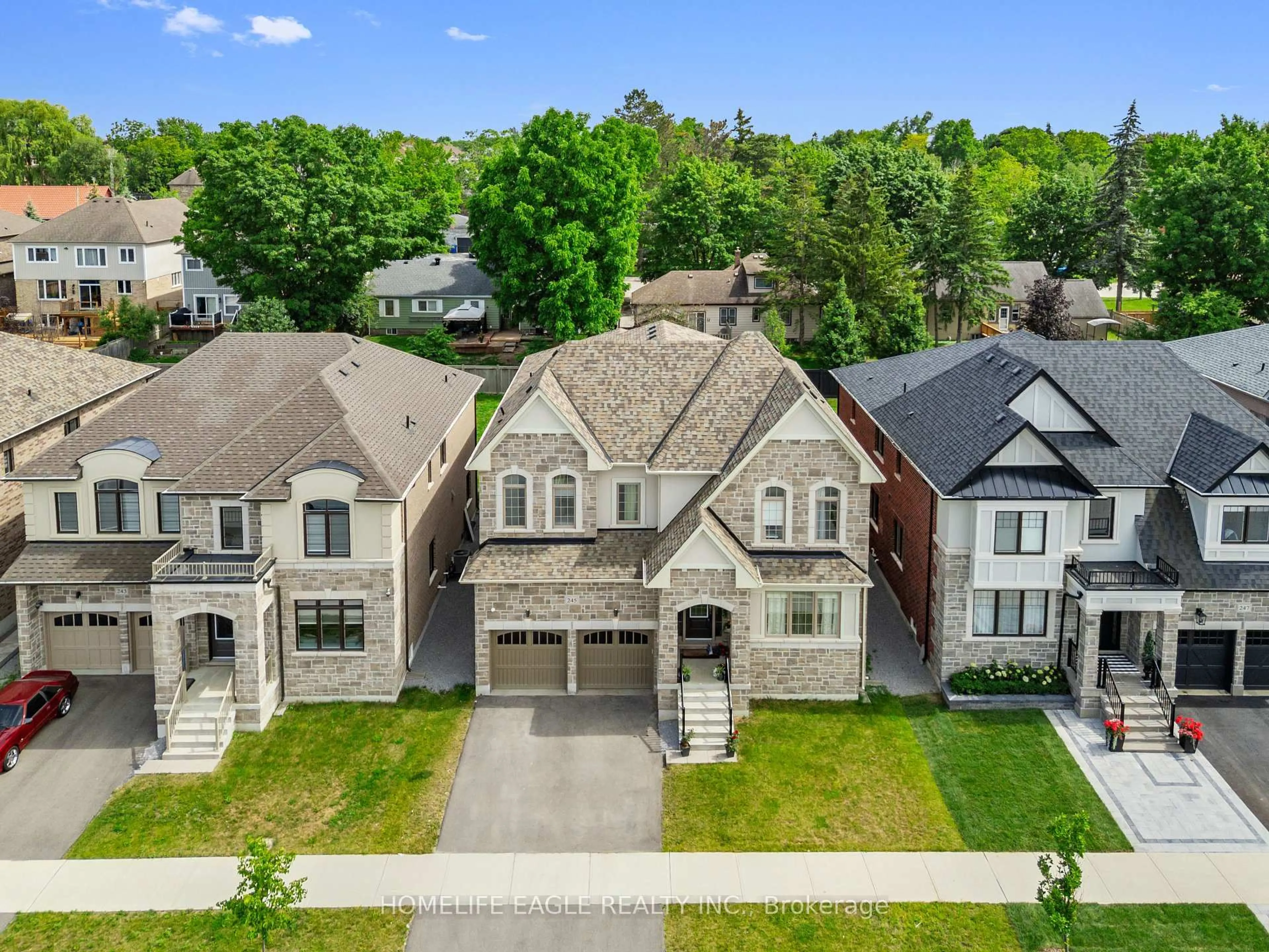 A pic from outside/outdoor area/front of a property/back of a property/a pic from drone, street for 245 Danny Wheeler Blvd, Georgina Ontario L4P 0J8