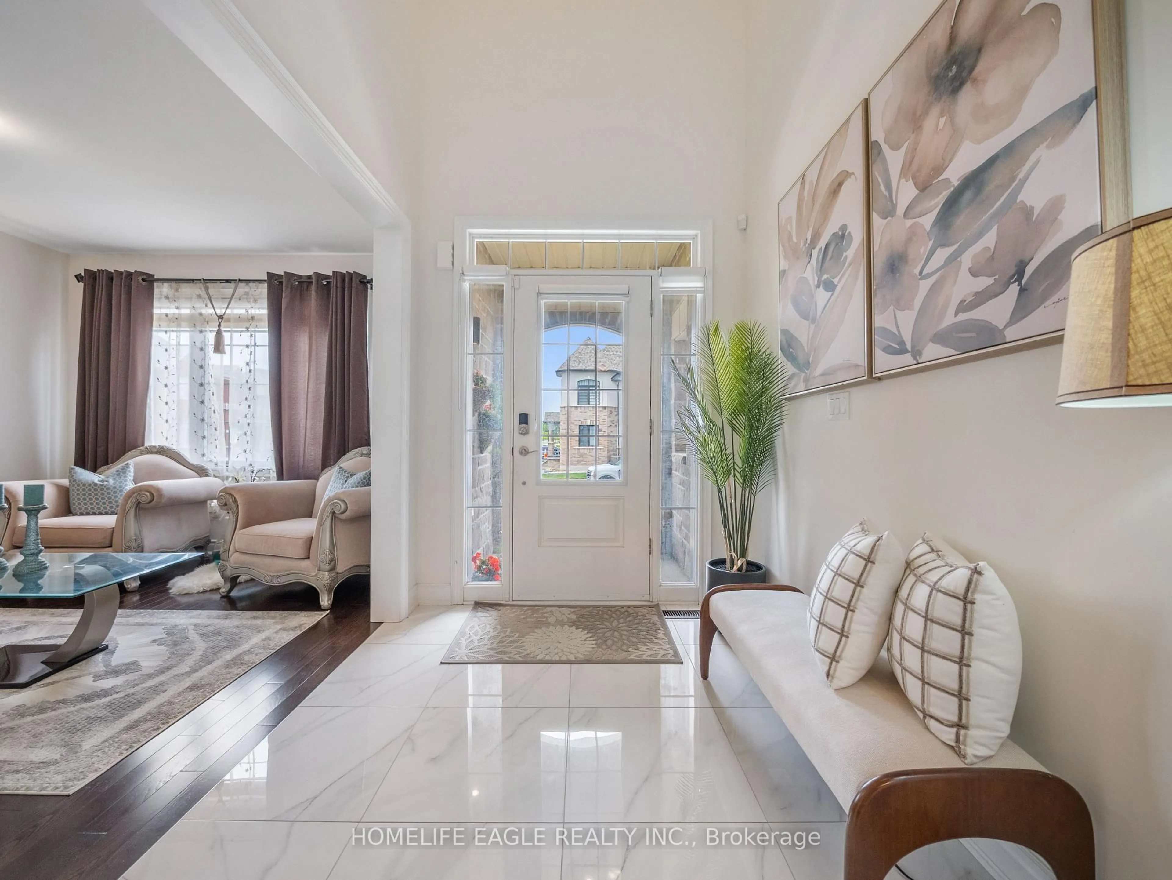 Indoor entryway for 245 Danny Wheeler Blvd, Georgina Ontario L4P 0J8