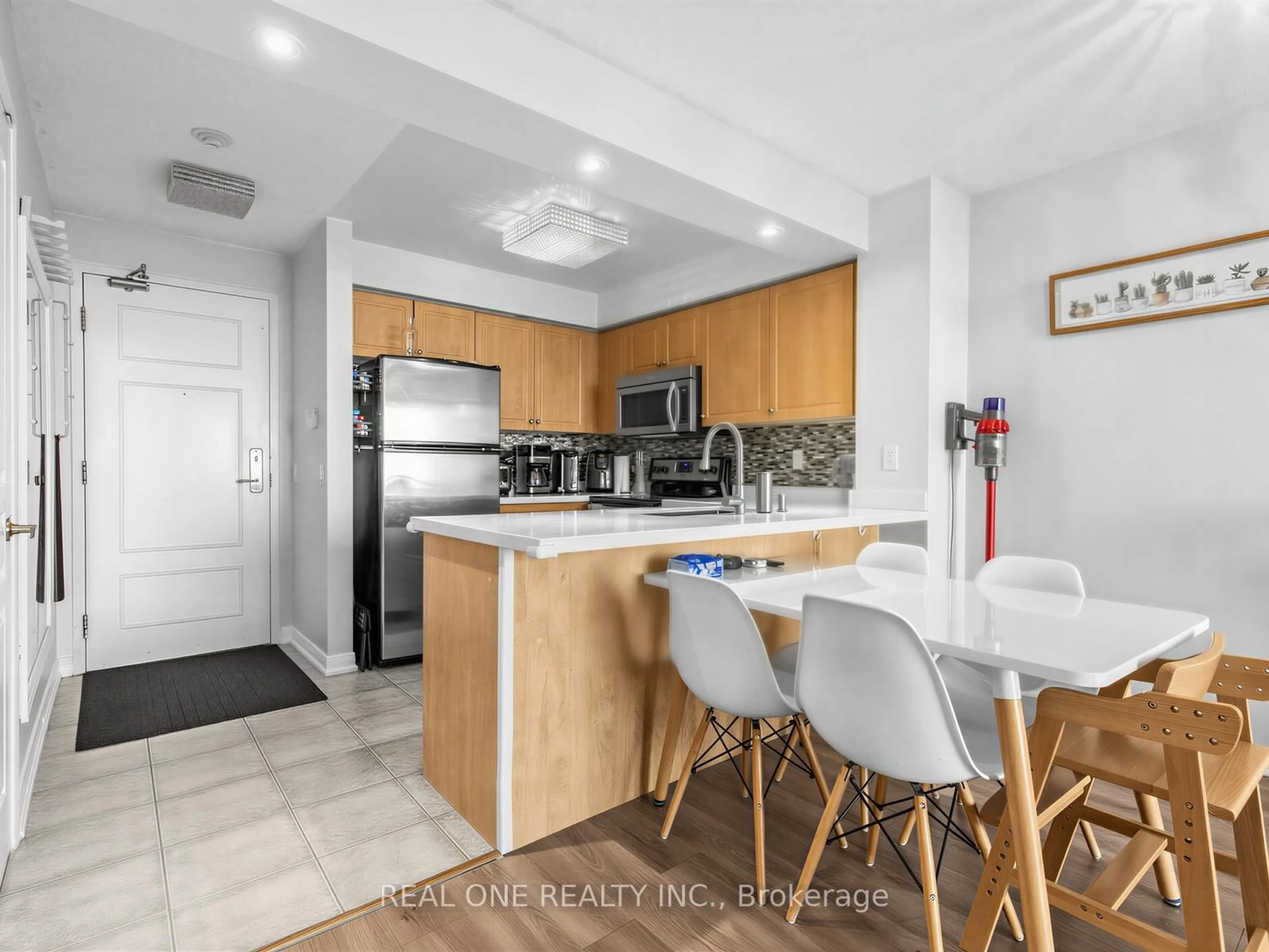 Open concept kitchen, ceramic/tile floor for 310 Red Maple Rd #1203, Richmond Hill Ontario L4C 0T7