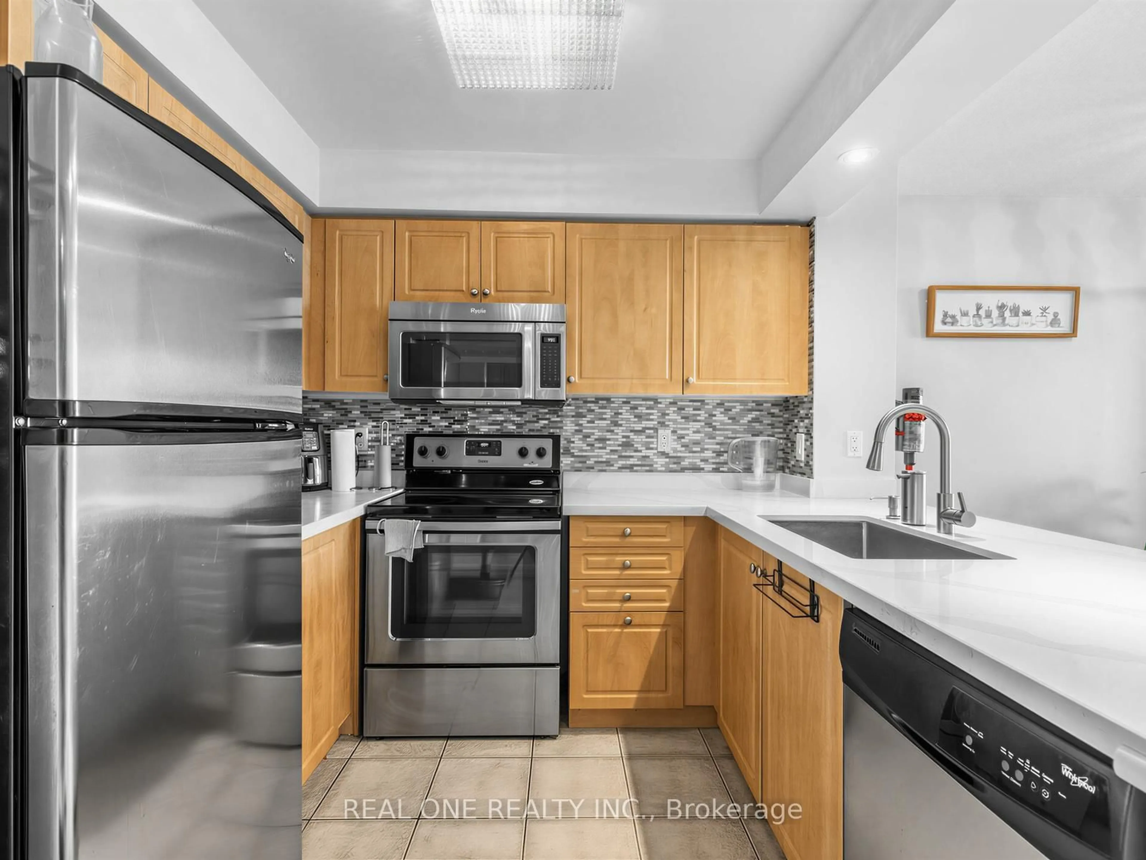Standard kitchen, ceramic/tile floor for 310 Red Maple Rd #1203, Richmond Hill Ontario L4C 0T7