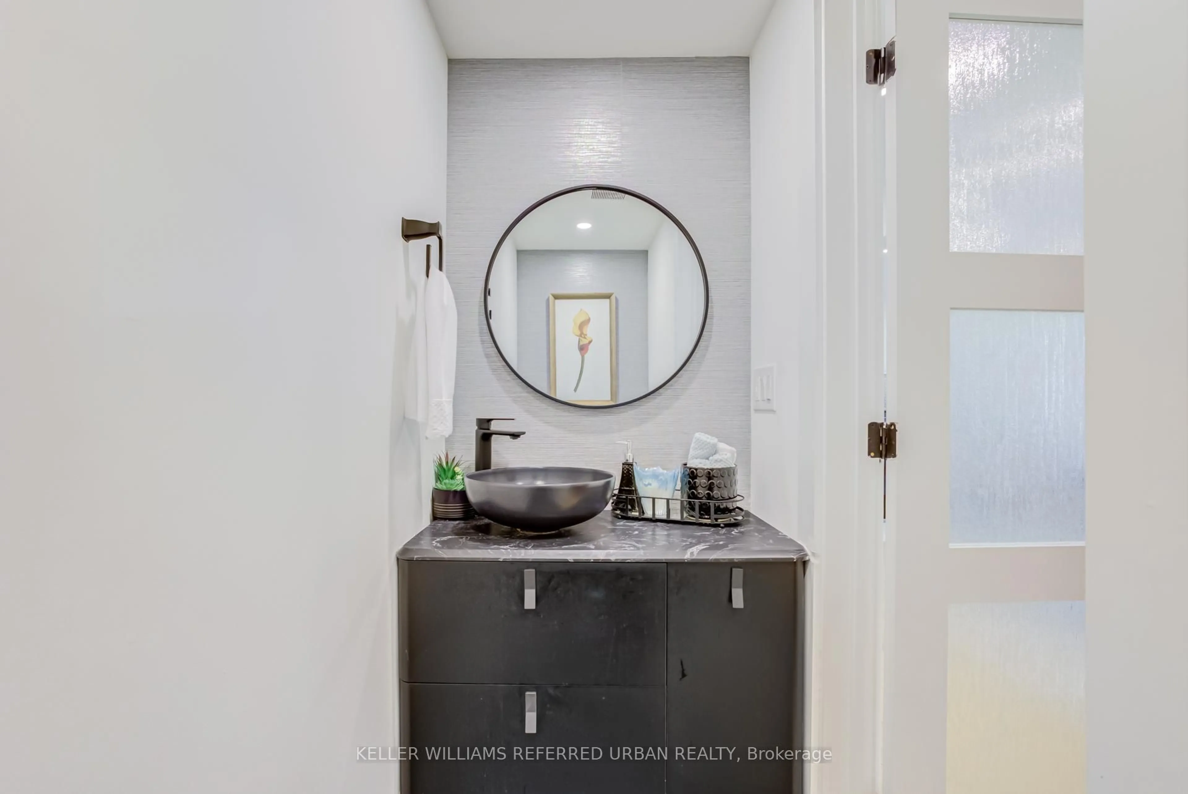 Standard bathroom, ceramic/tile floor for 7 Cossar Dr, Aurora Ontario L4G 3N6