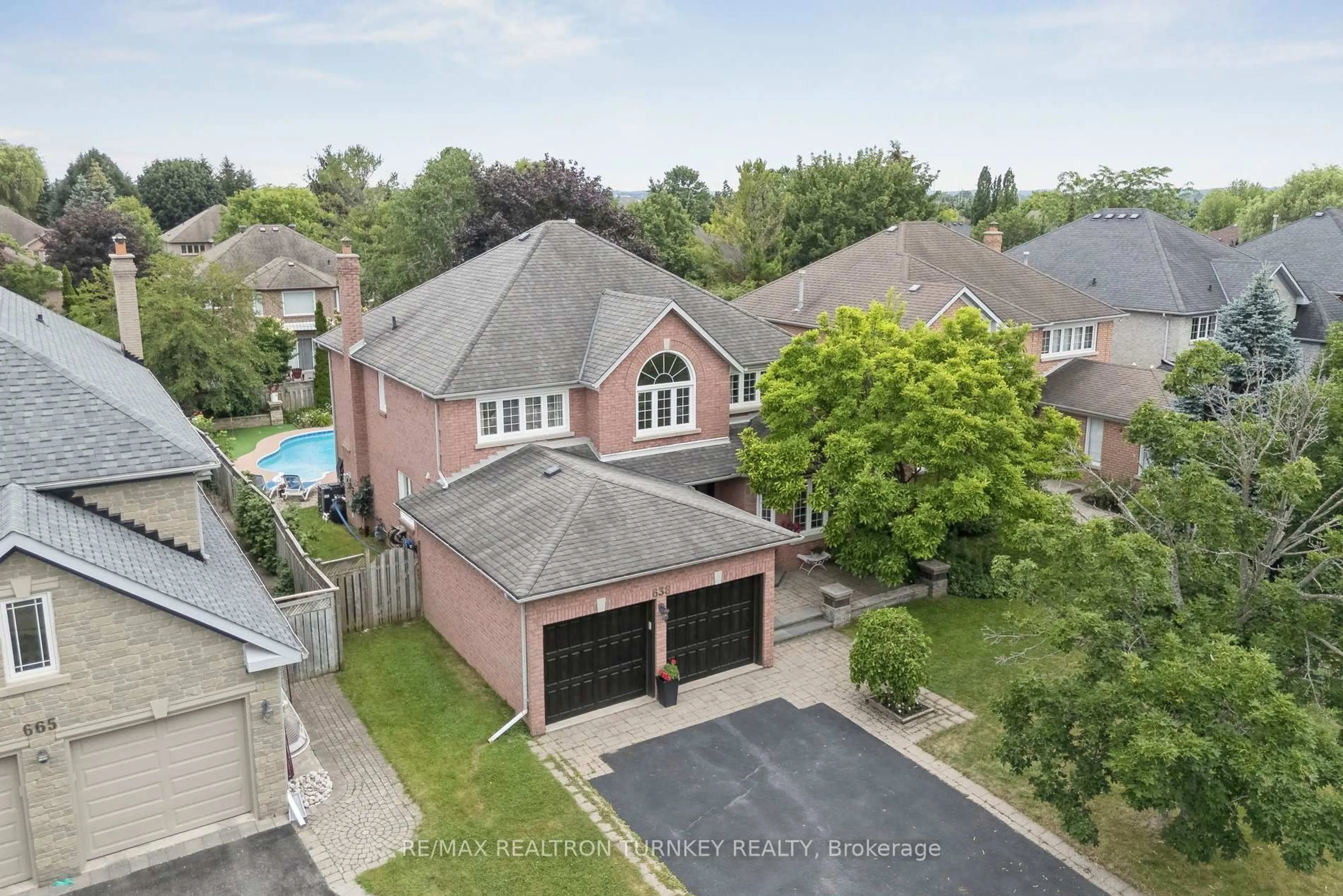 A pic from outside/outdoor area/front of a property/back of a property/a pic from drone, street for 638 Gagnon Pl, Newmarket Ontario L3X 1V8