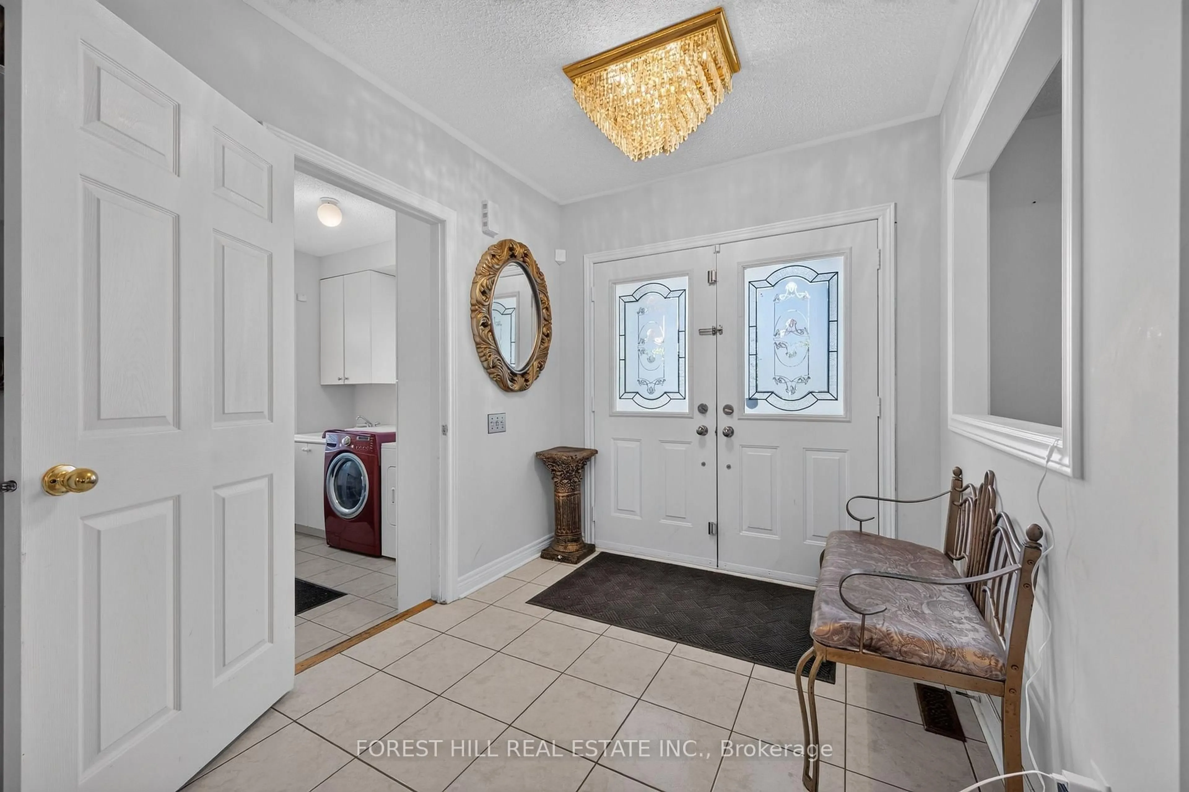 Indoor entryway for 2 Ludford Dr, Richmond Hill Ontario L4B 4H6