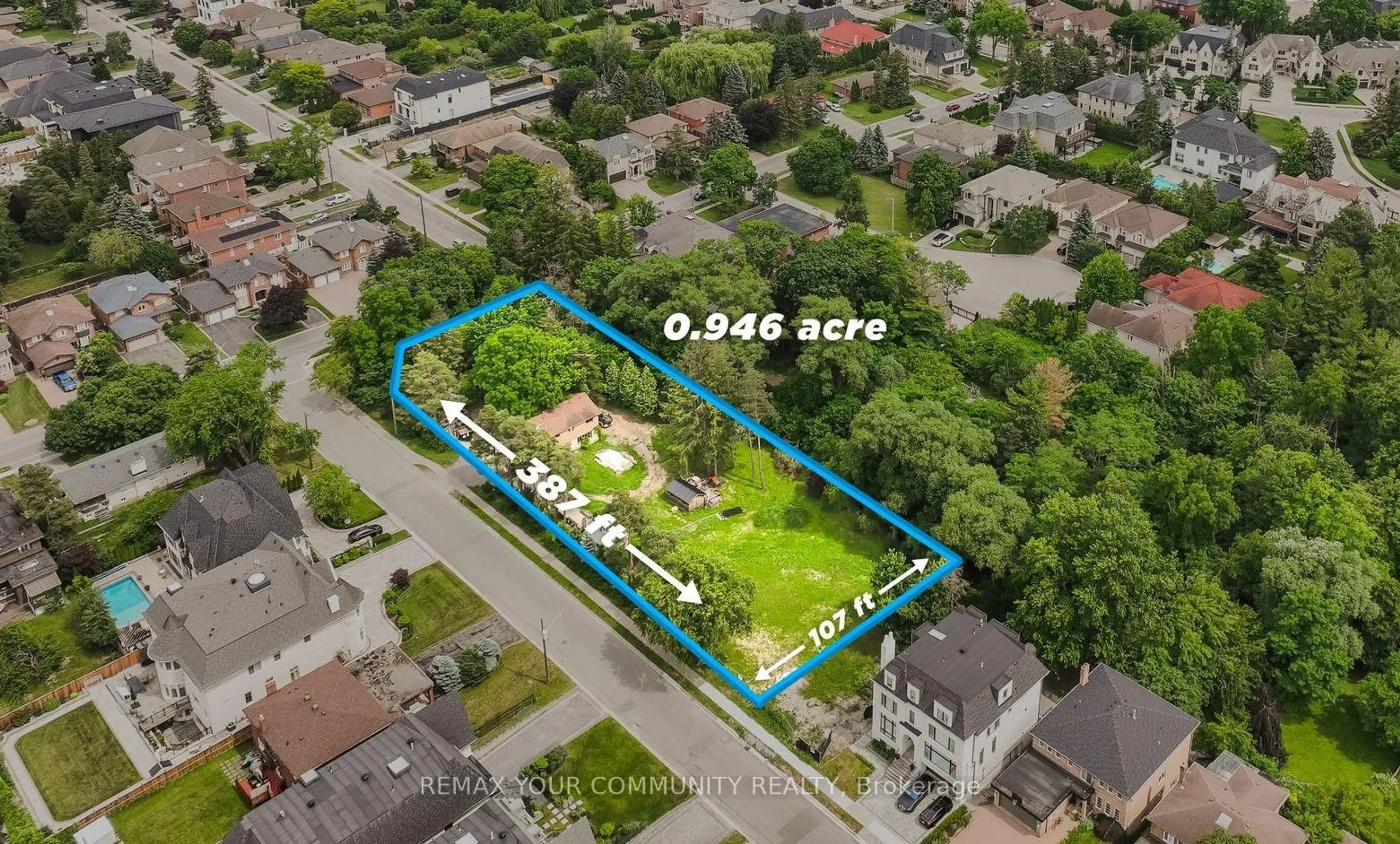 A pic from outside/outdoor area/front of a property/back of a property/a pic from drone, street for 7 Birch Ave, Richmond Hill Ontario L4C 6C4