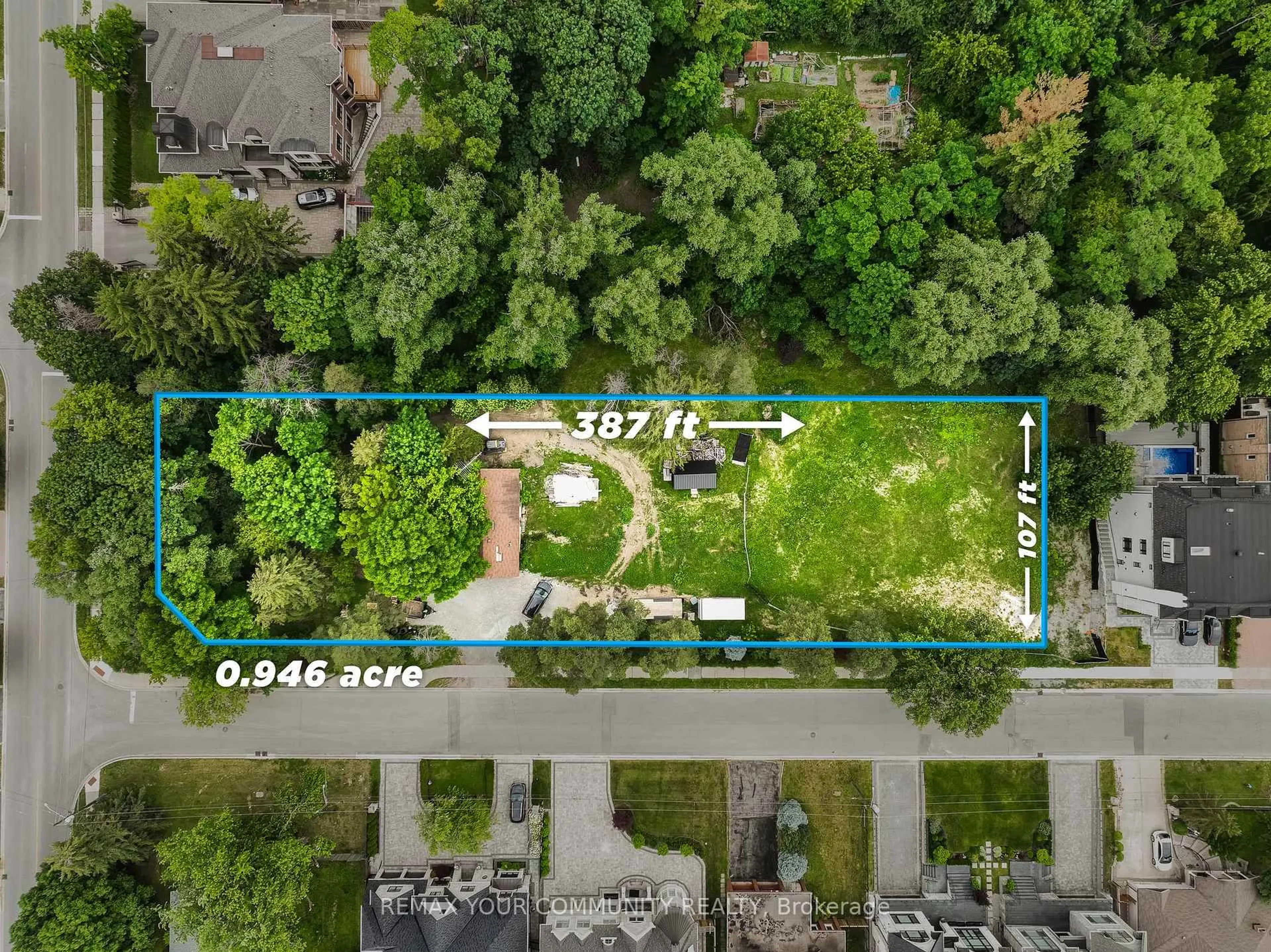 A pic from outside/outdoor area/front of a property/back of a property/a pic from drone, street for 7 Birch Ave, Richmond Hill Ontario L4C 6C4