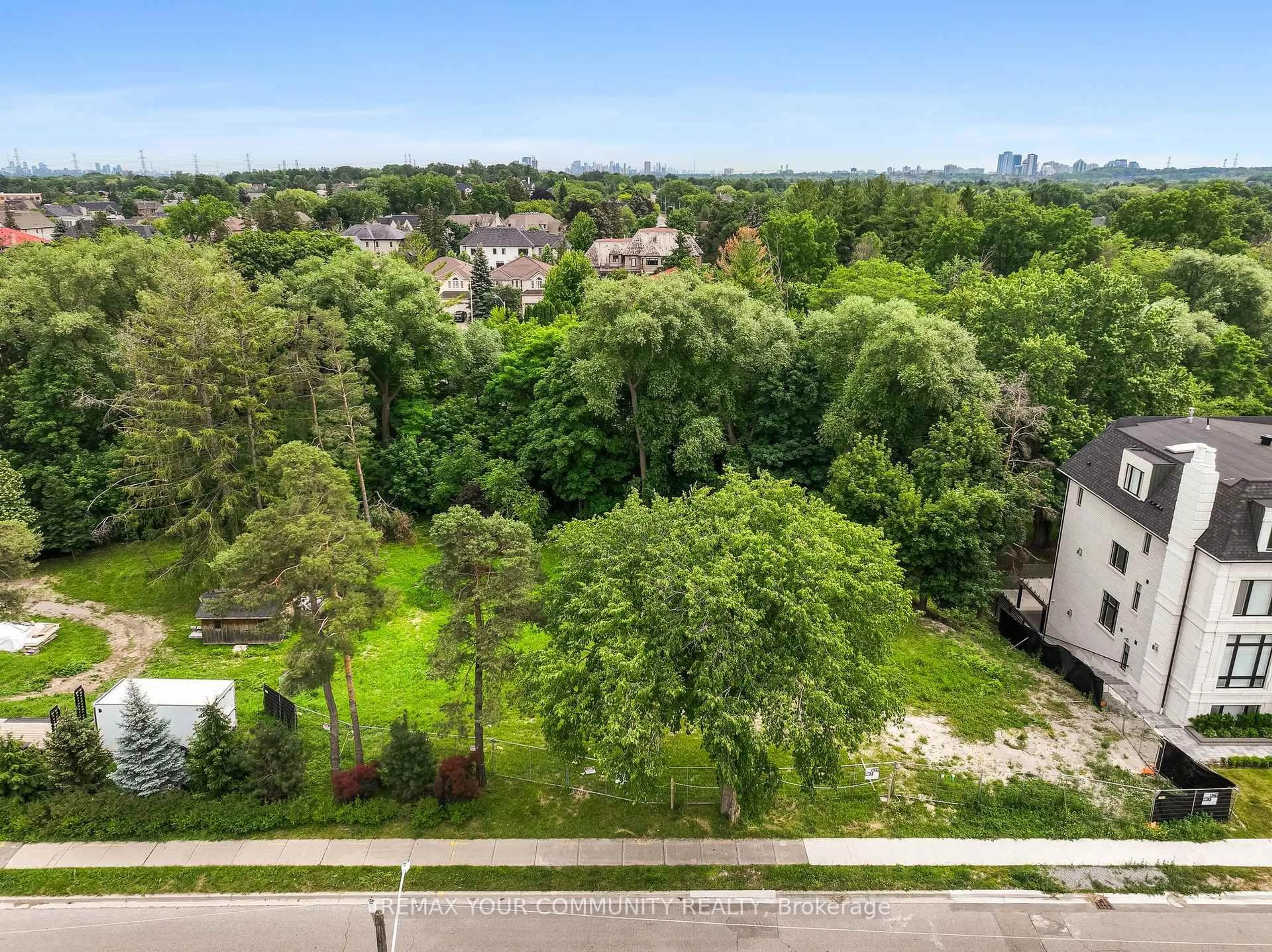 A pic from outside/outdoor area/front of a property/back of a property/a pic from drone, unknown for 7 Birch Ave, Richmond Hill Ontario L4C 6C4