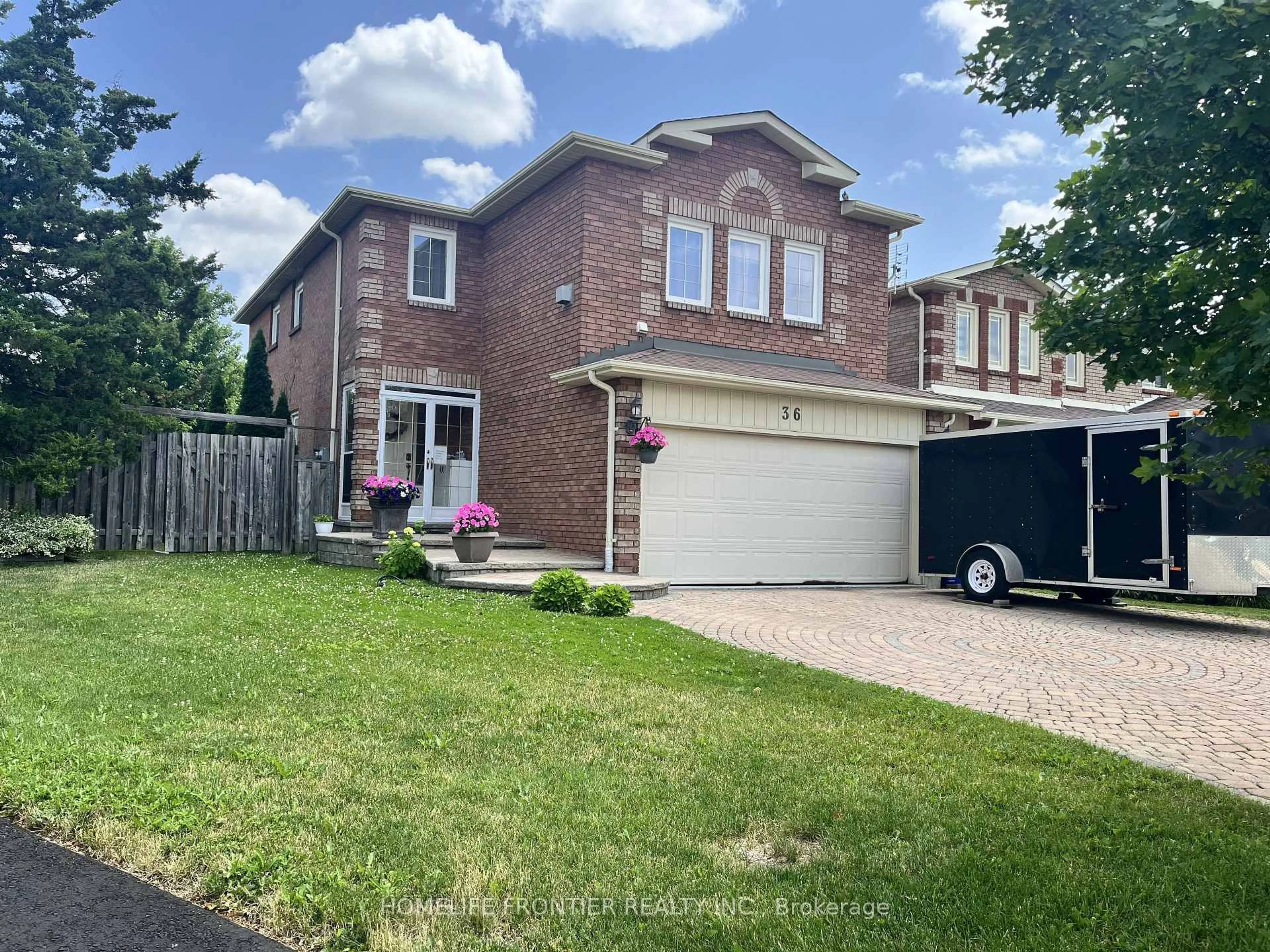 A pic from outside/outdoor area/front of a property/back of a property/a pic from drone, street for 36 Tamara Dr, Richmond Hill Ontario L4S 1E4