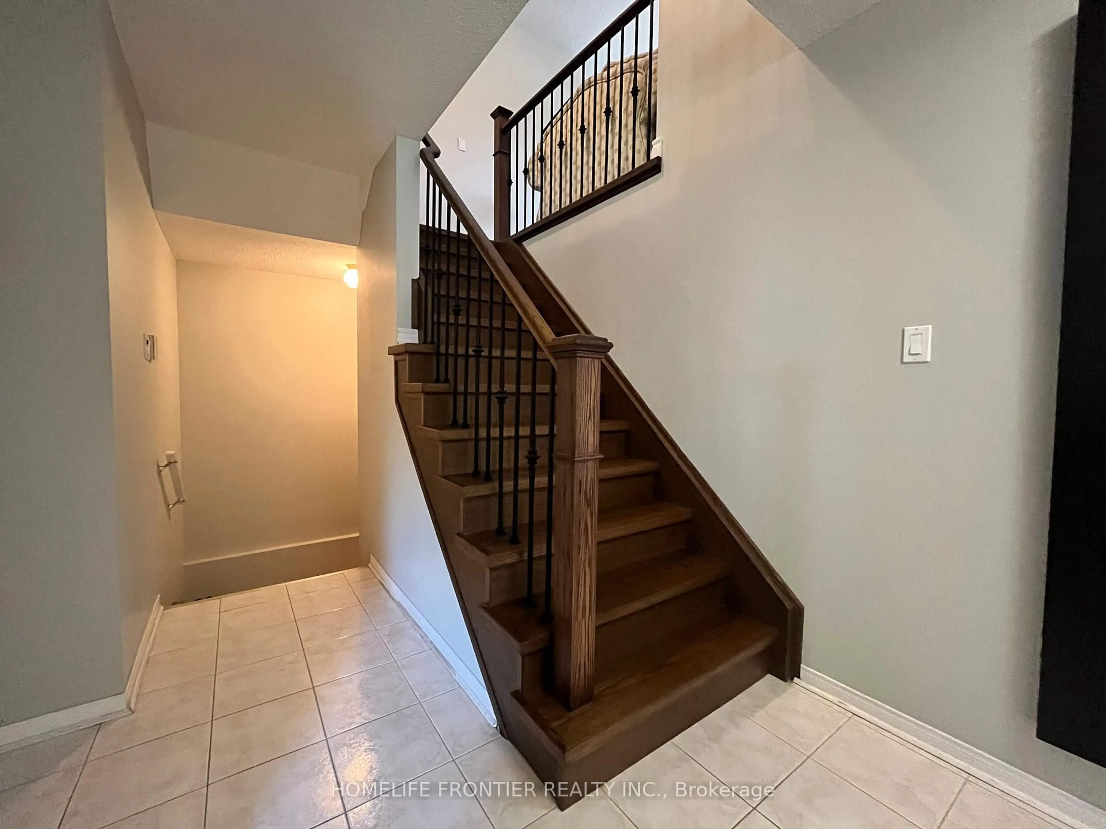 Stairs for 36 Tamara Dr, Richmond Hill Ontario L4S 1E4