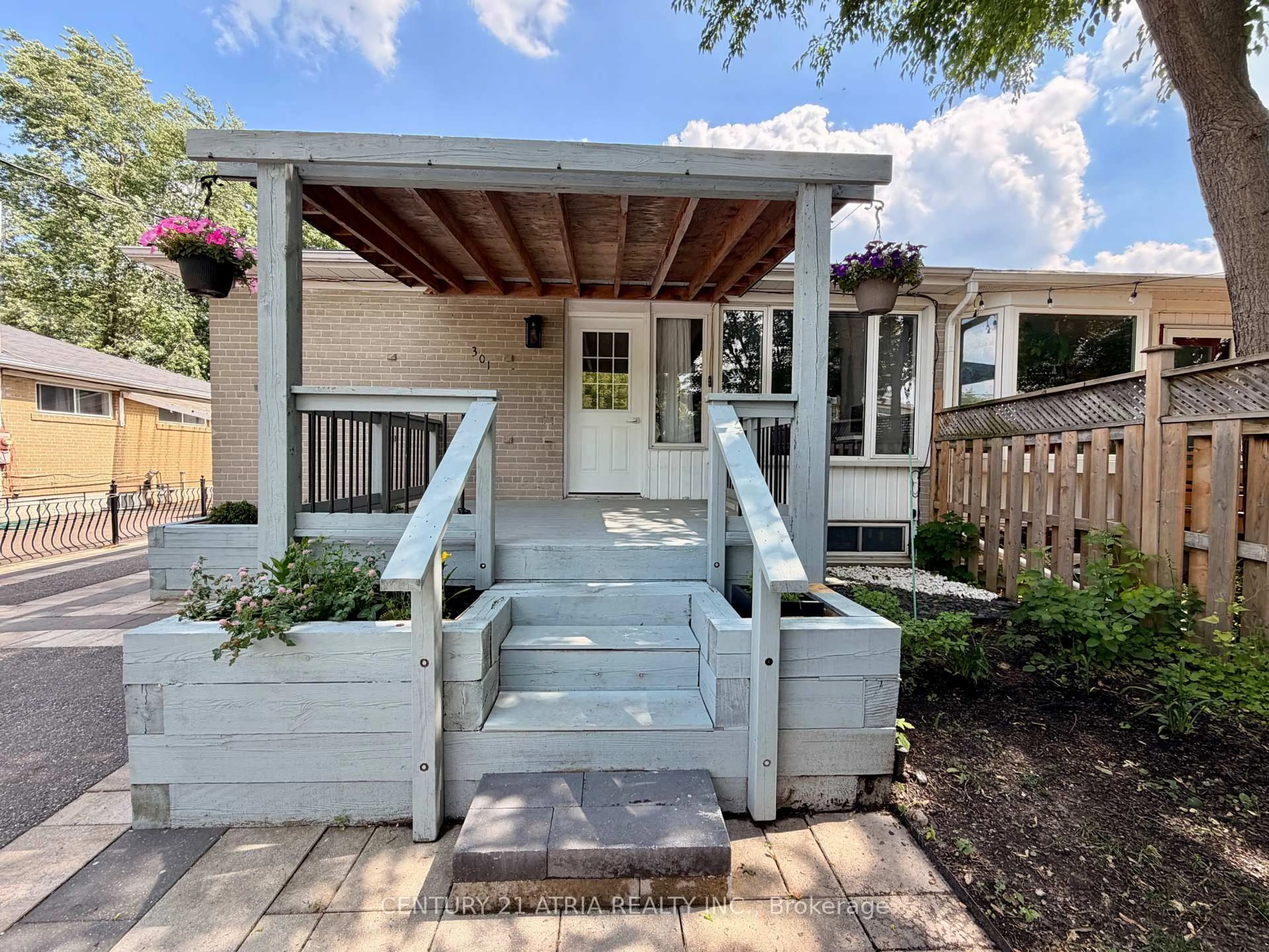 Unknown for 301 Axminster Dr, Richmond Hill Ontario L4C 2W3