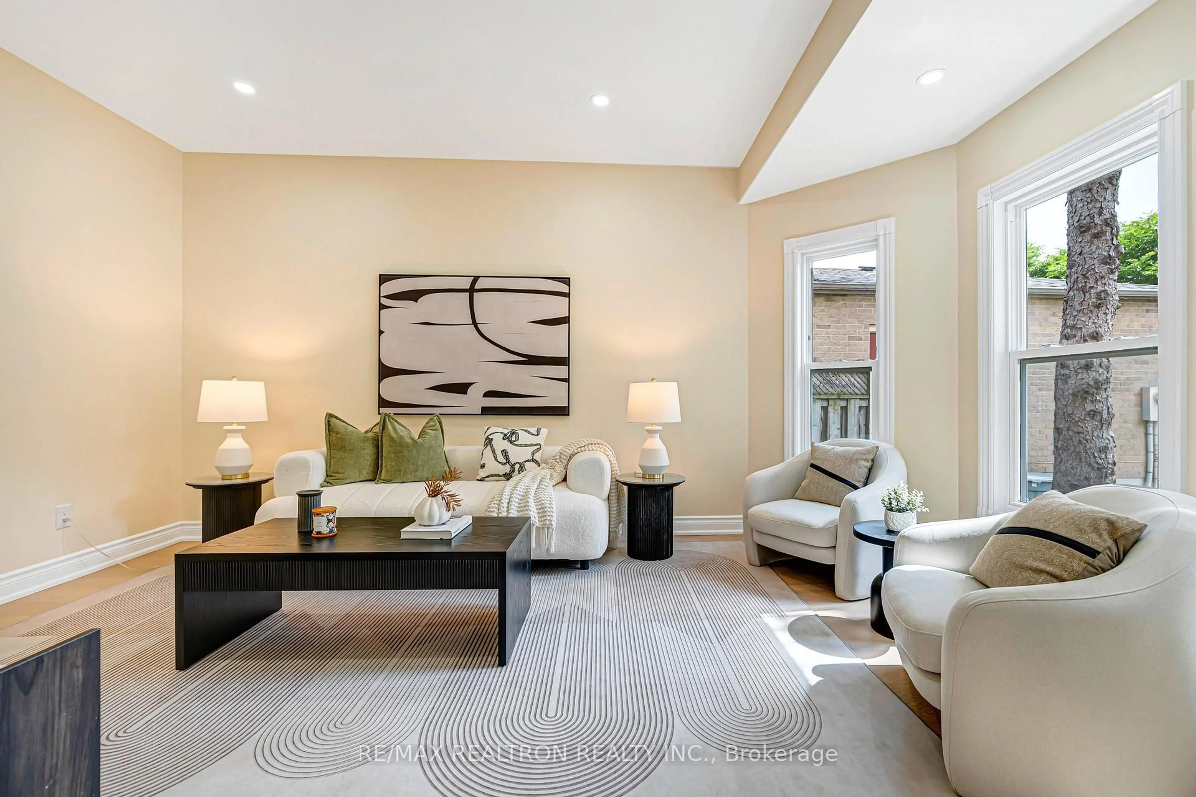 Living room with furniture, unknown for 27 Captain Francis Dr, Markham Ontario L3R 9C8