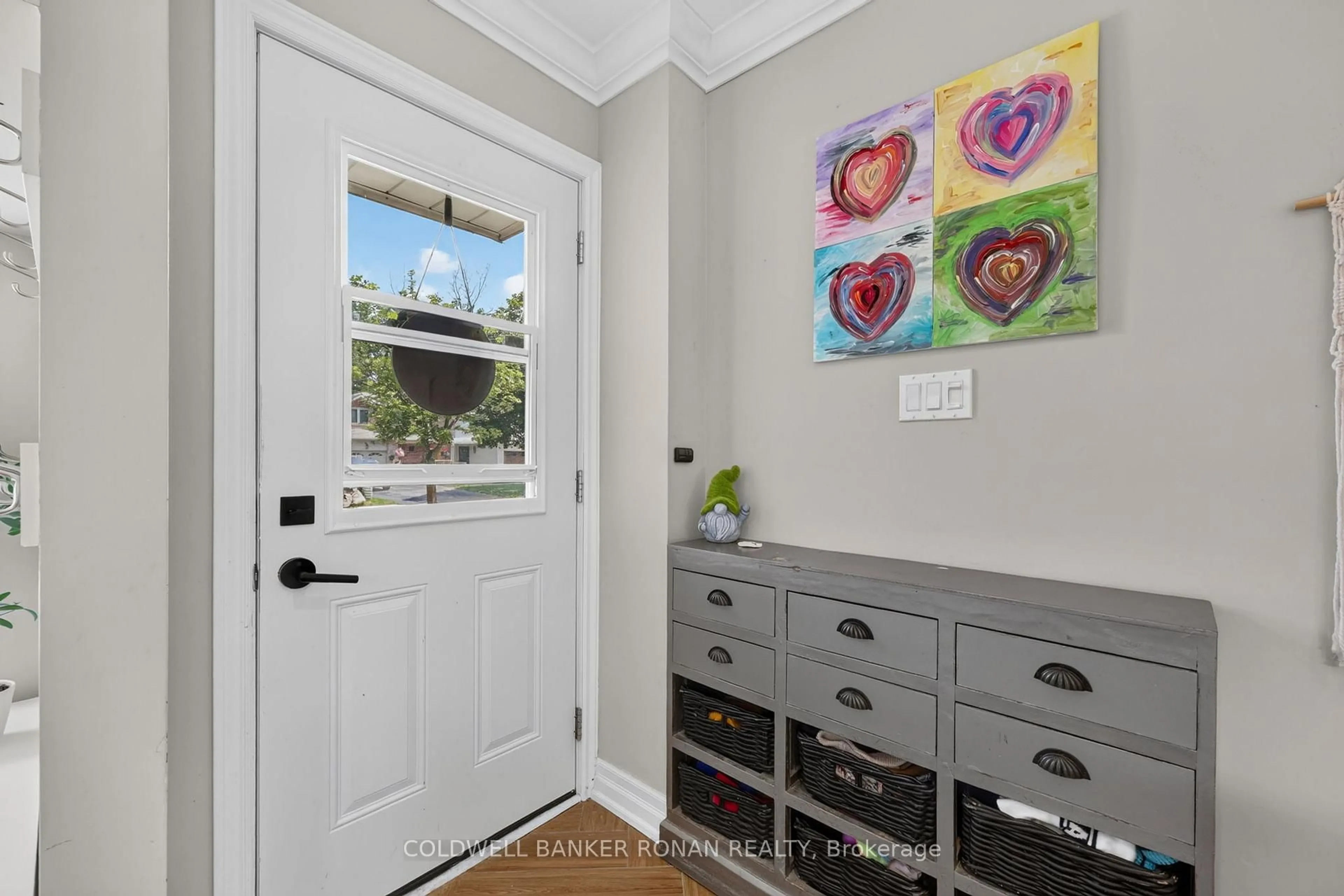 Indoor entryway for 92 Daniele Ave, New Tecumseth Ontario L0G 1A0